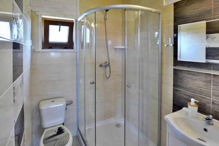 Parterowe domki wakacyjne dla max 3 osób w Bobolinie-Badezimmer