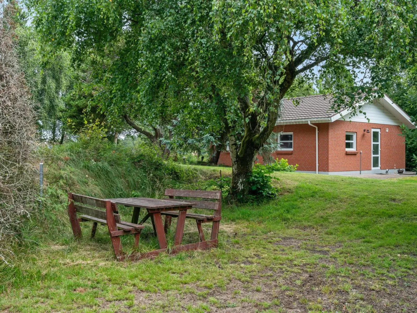 "Gwen" - 2.7km from the sea-Outside