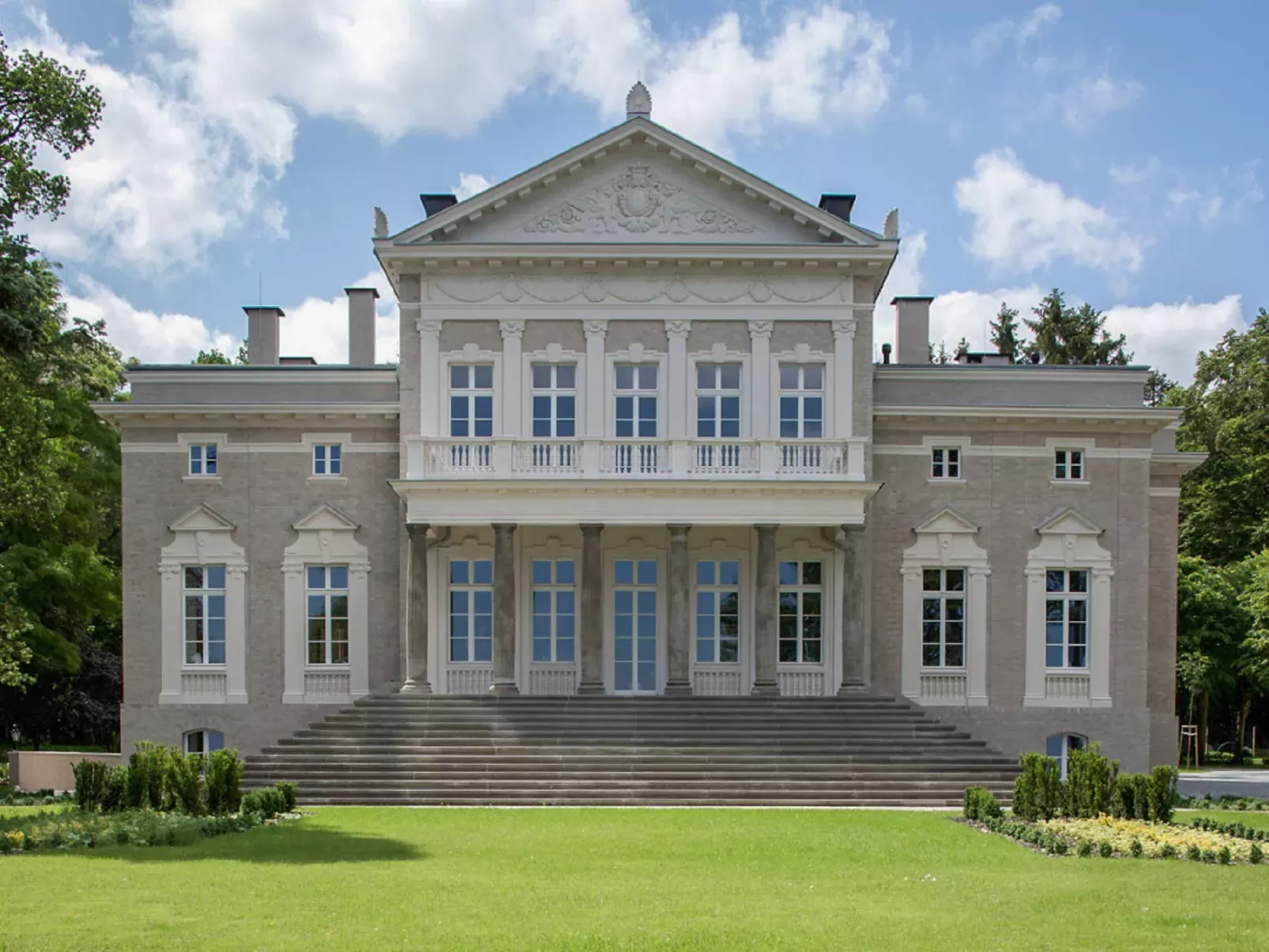 Manowce Palace