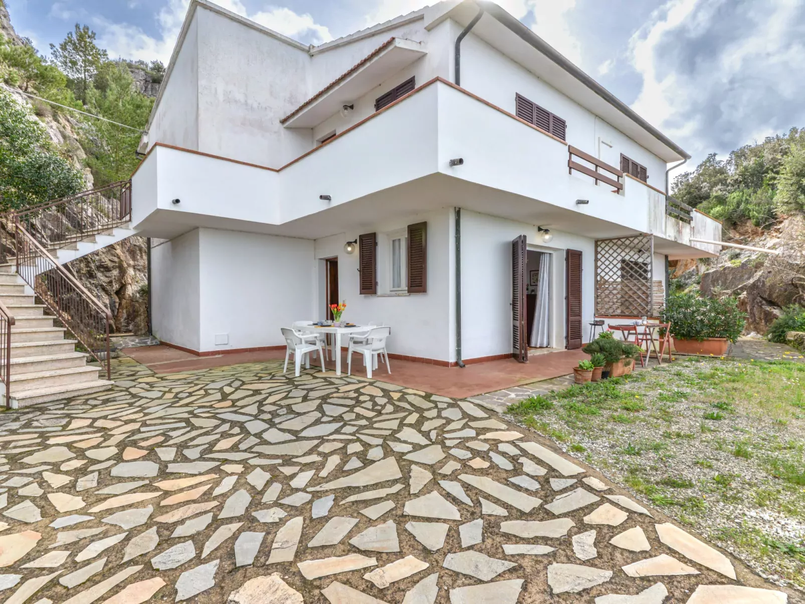 La Roccia-Outside