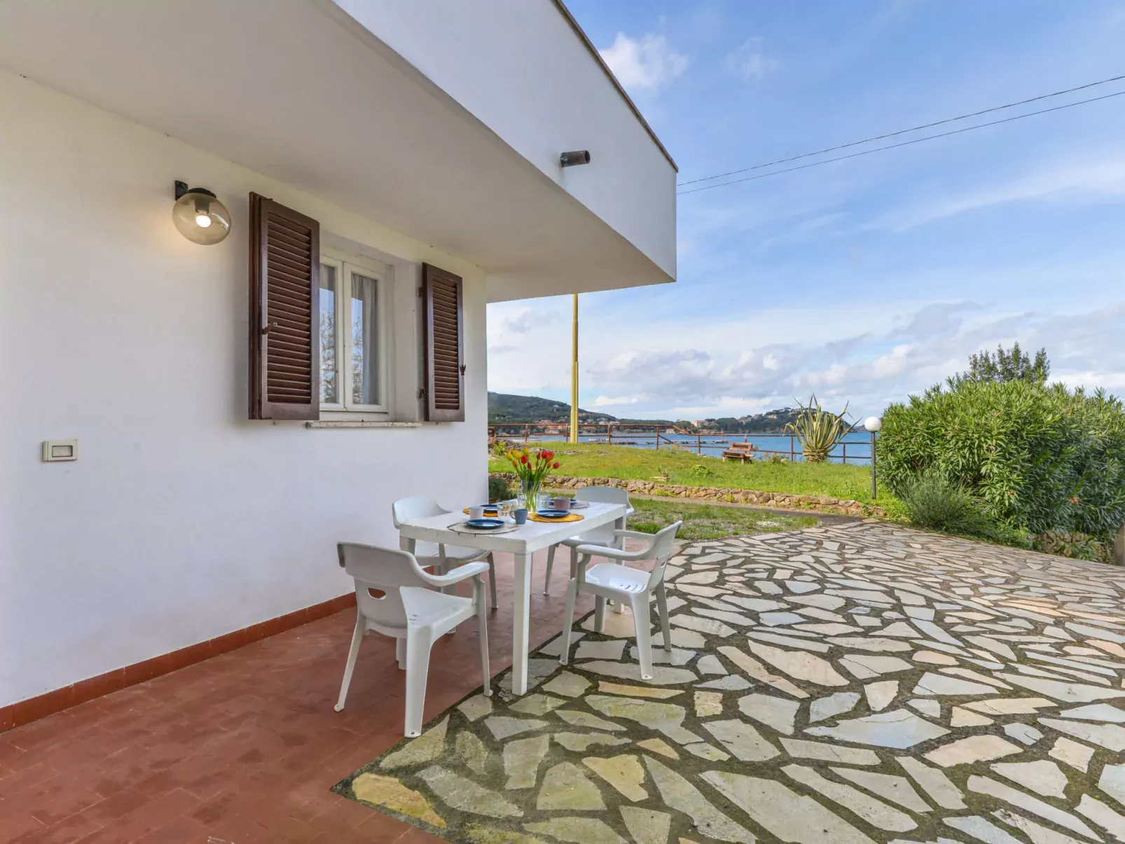 La Roccia-Outside