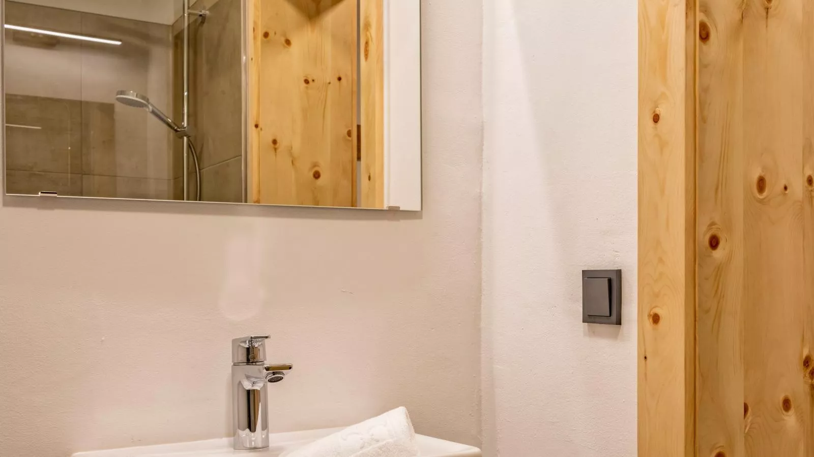 Deluxe Zirberl Top 1-Bathroom