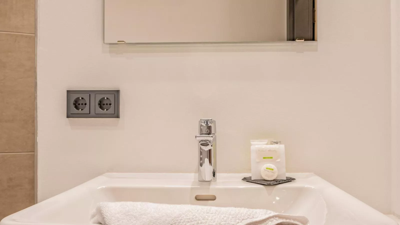 Deluxe Zirberl Top 1-Bathroom