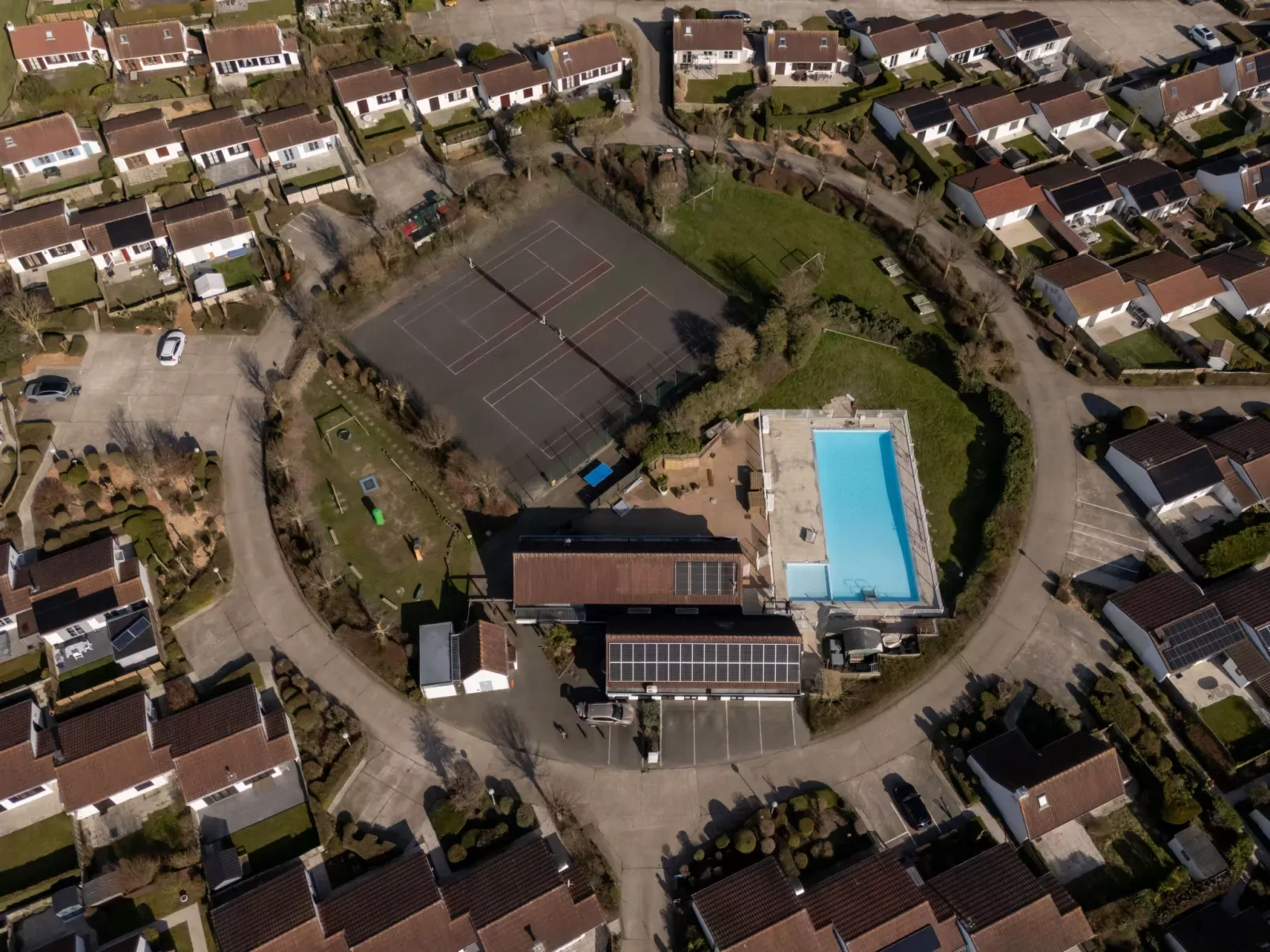 Duinenhuisje 25 parking and shared pool-Outside
