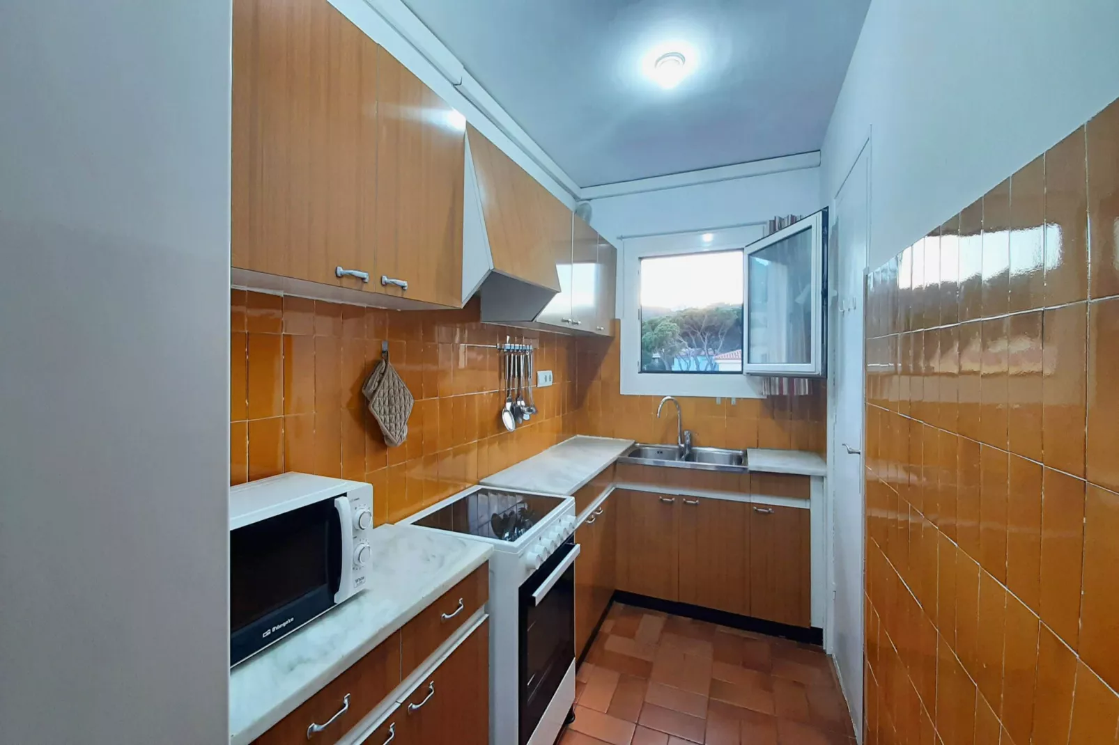 Medas 12-Kitchen
