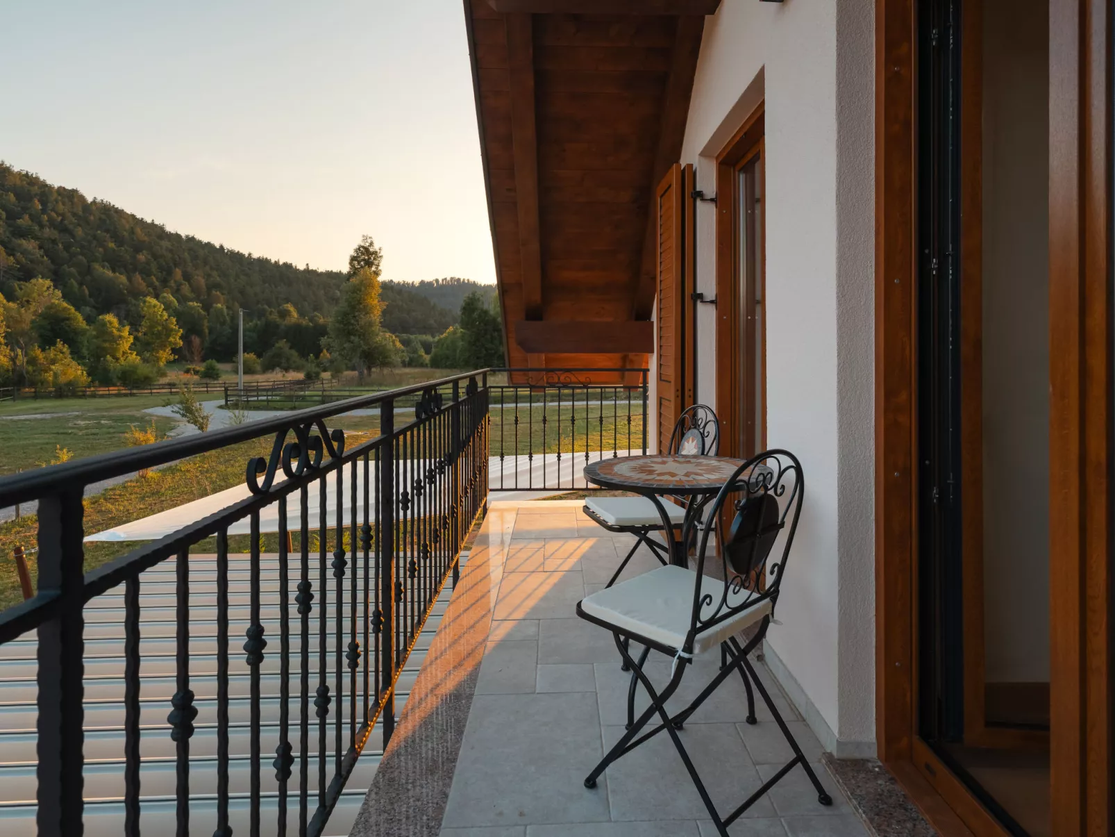 Mountain House Volta 2-Outside