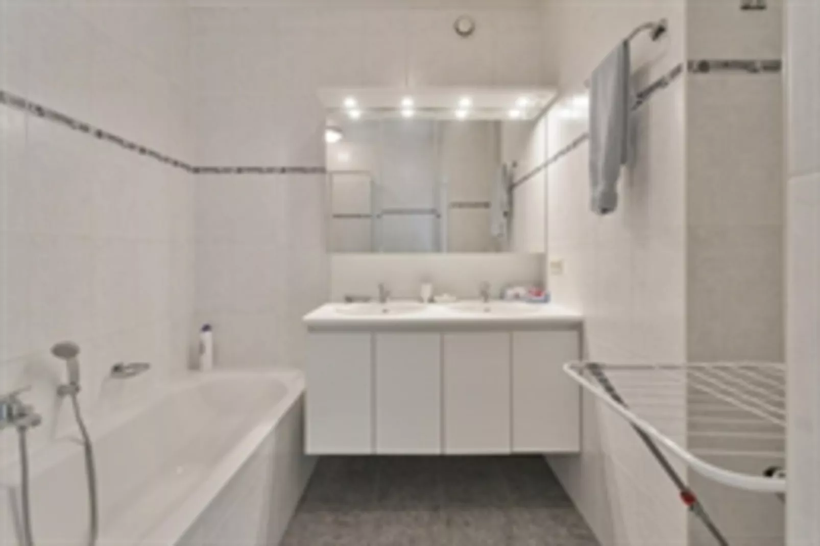 SALONIKI 8A-Bathroom