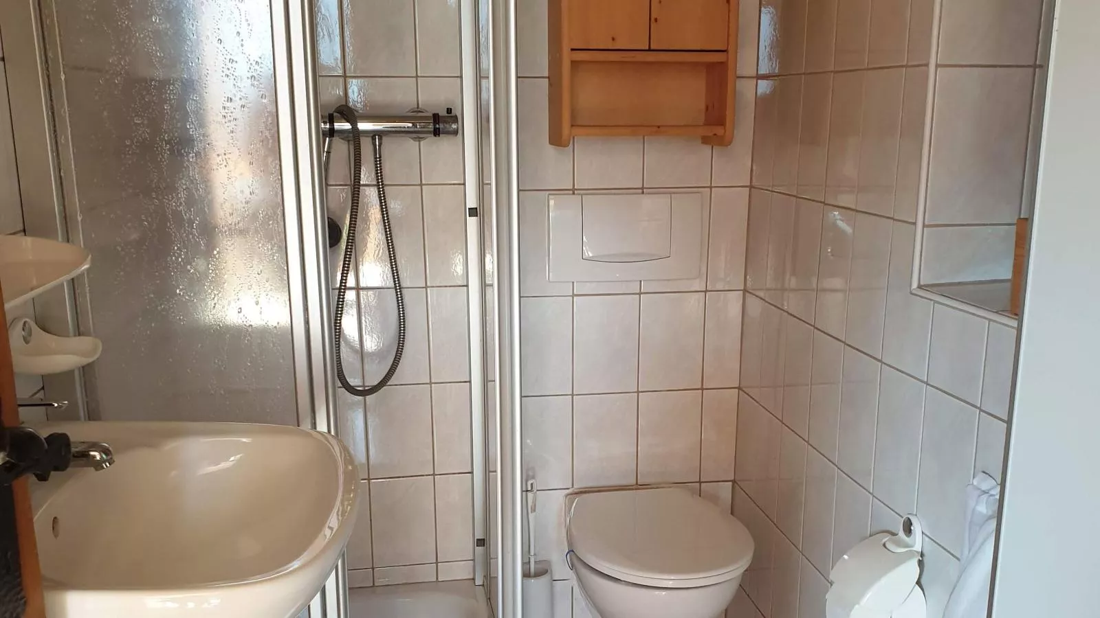 Sonnenhütte unten-Bathroom