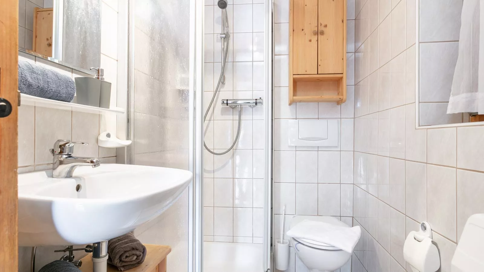 Sonnenhütte unten-Bathroom