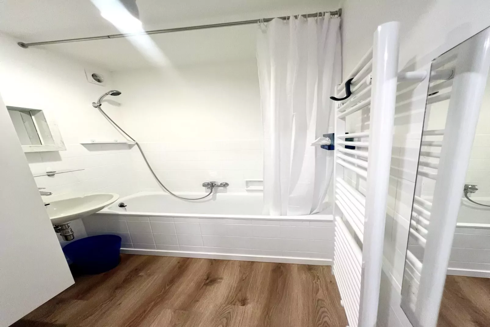 CASTELLA 0103/1A-Salle de bain