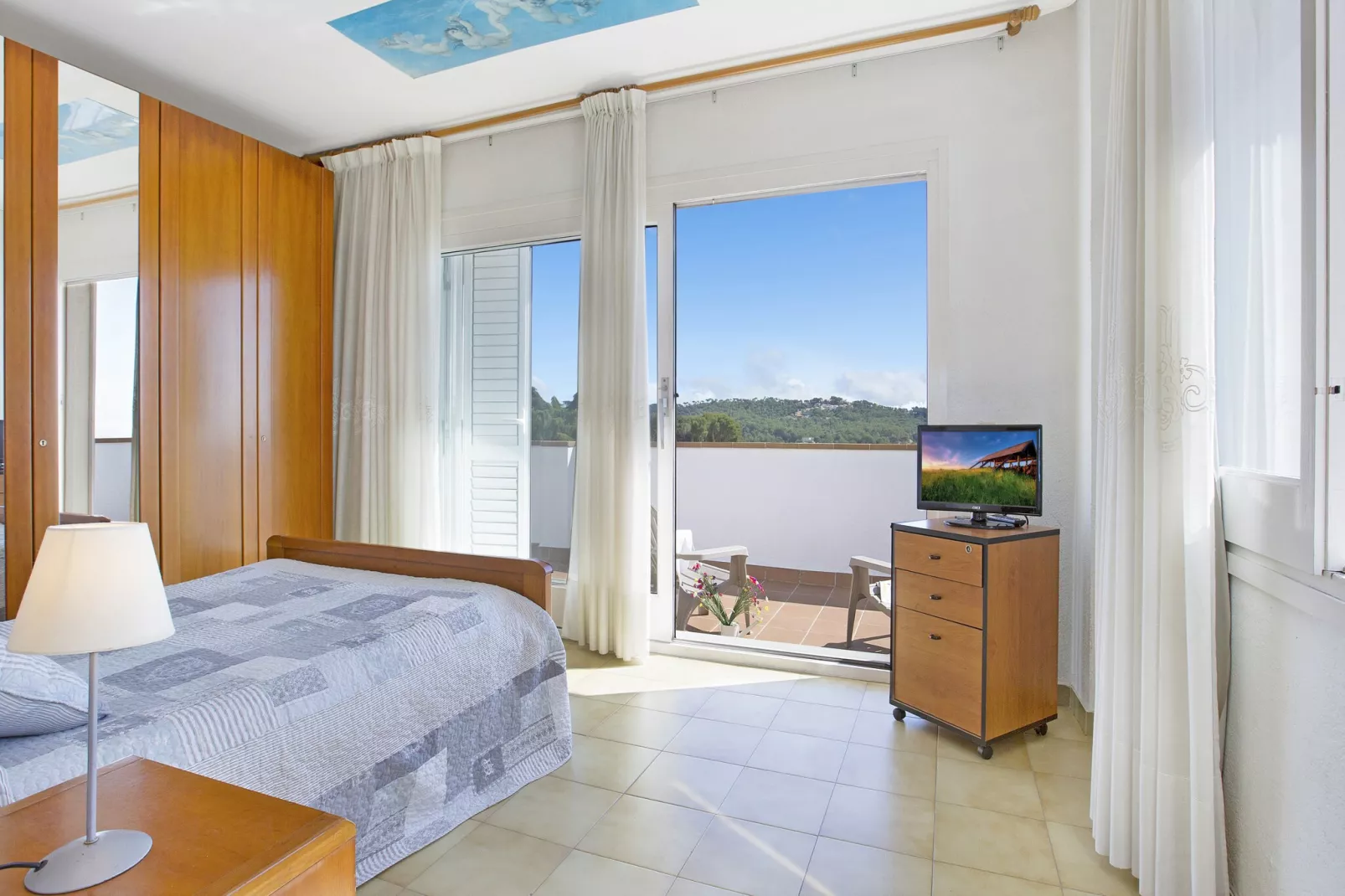 Nuri-Bedroom