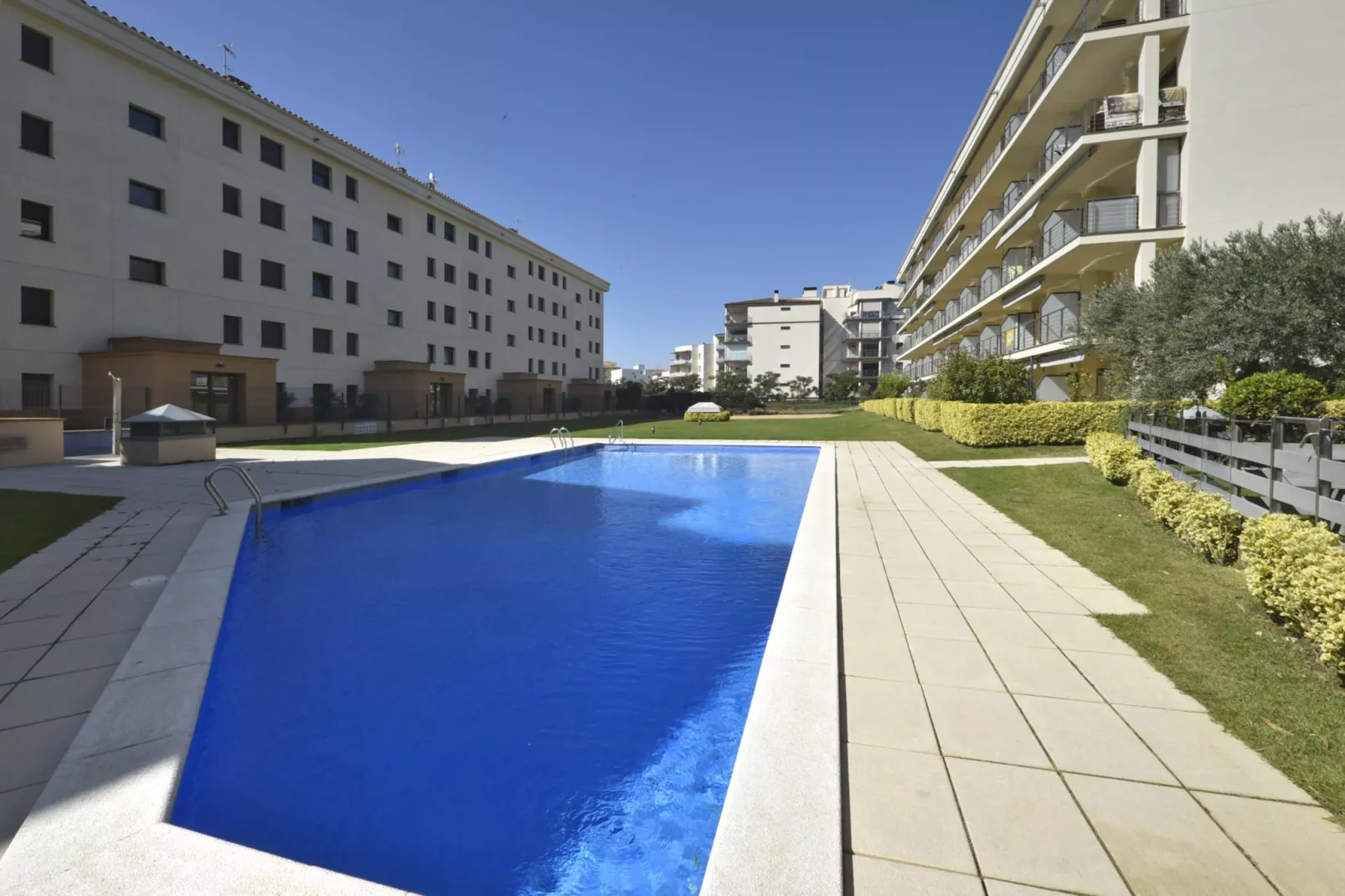 MILENI 2 1 3 1 Roses-Pool