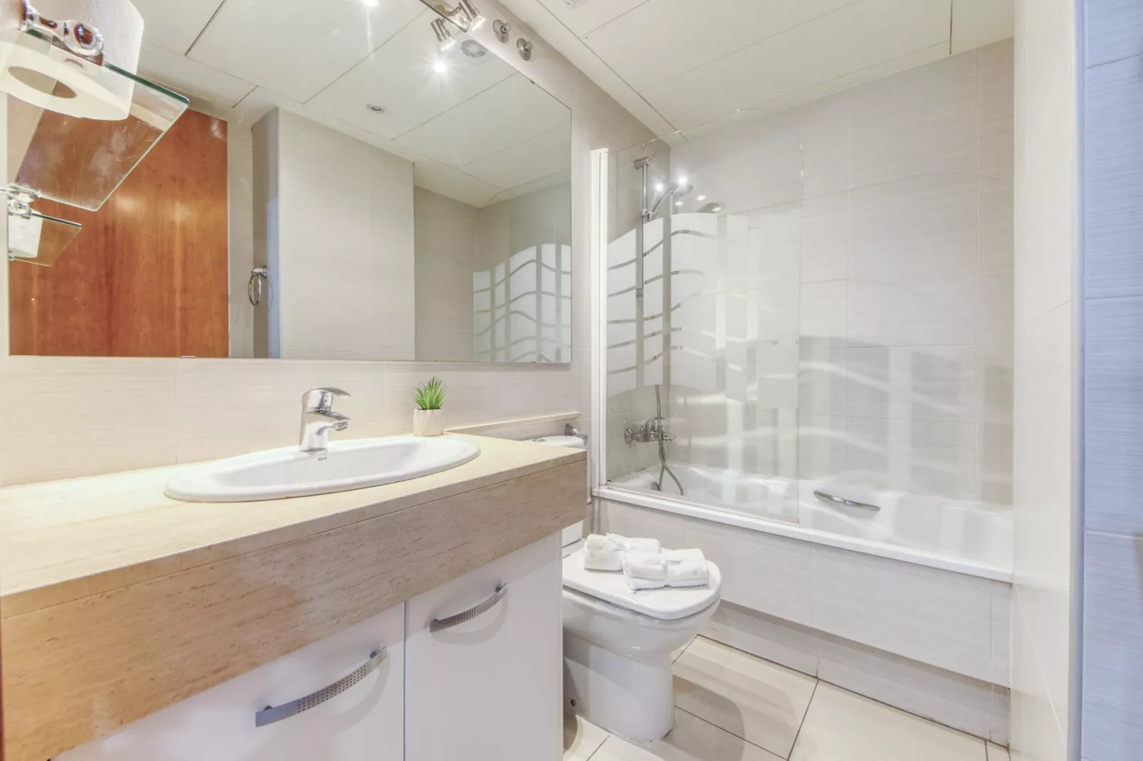MILENI 2 1 3 1 Roses-Bathroom