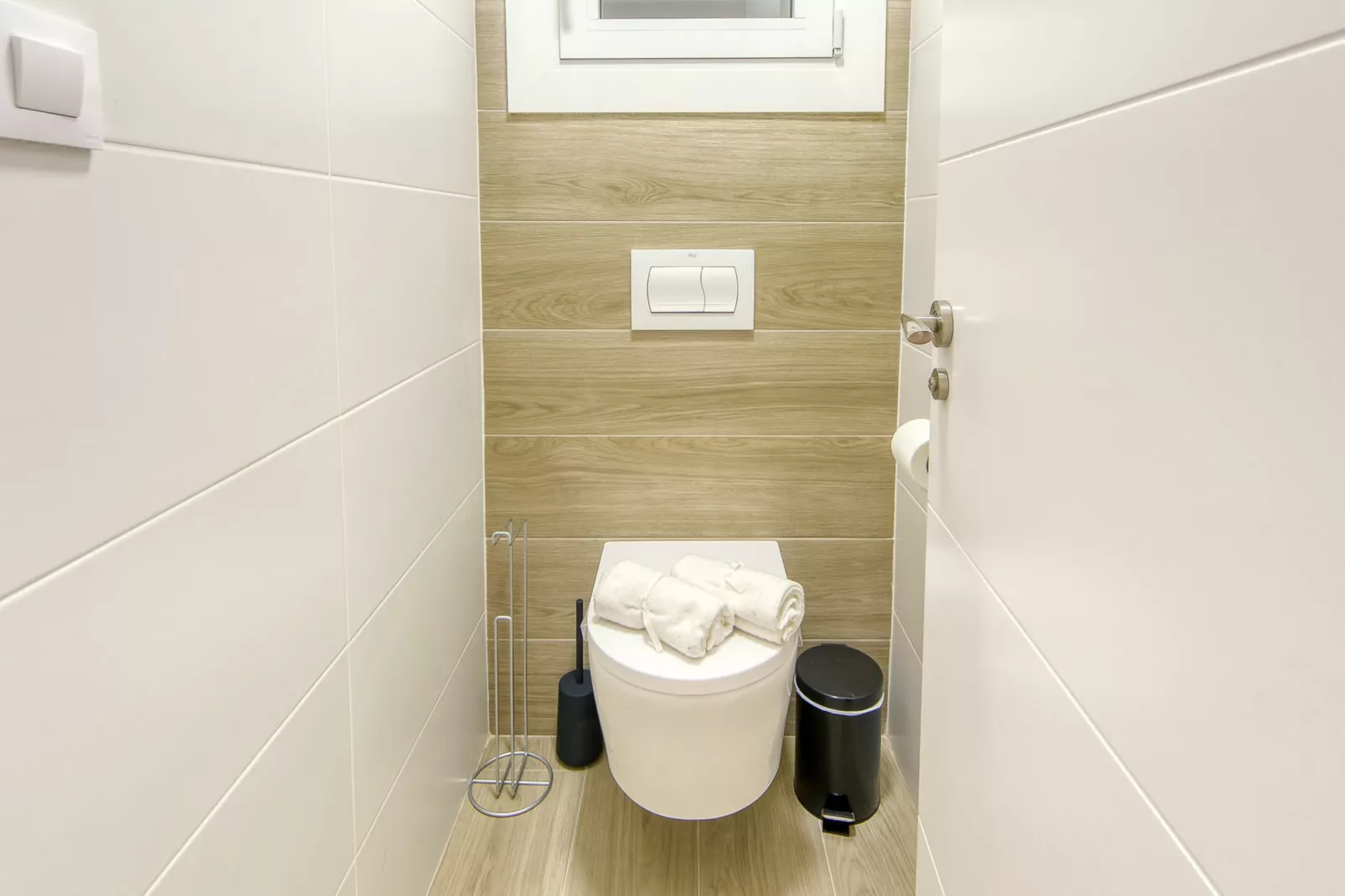 MONACO 1 A Roses-Bathroom
