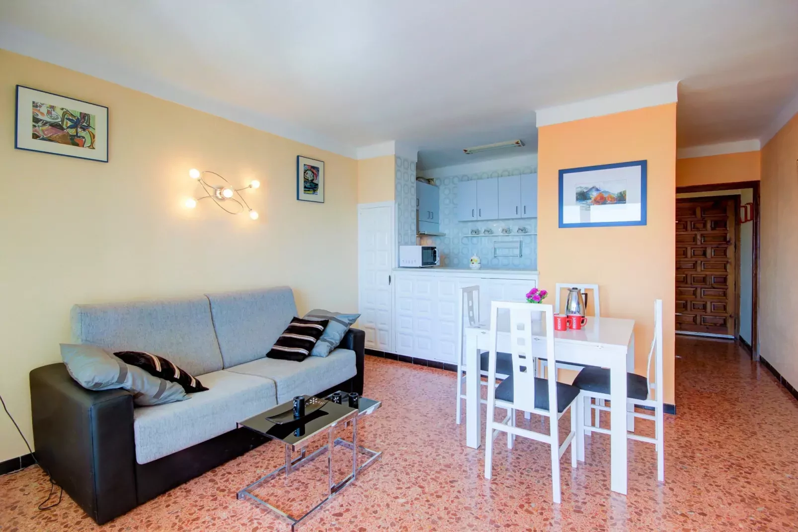 LES ROQUES C B1 Roses-Wohnzimmer