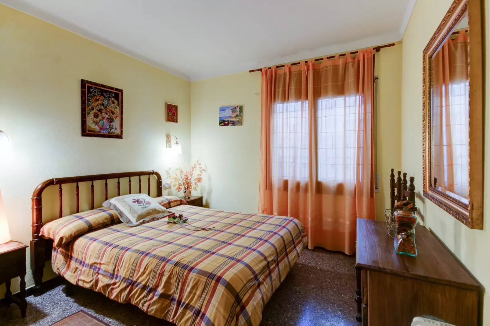 LES ROQUES C B1 Roses-Schlafzimmer