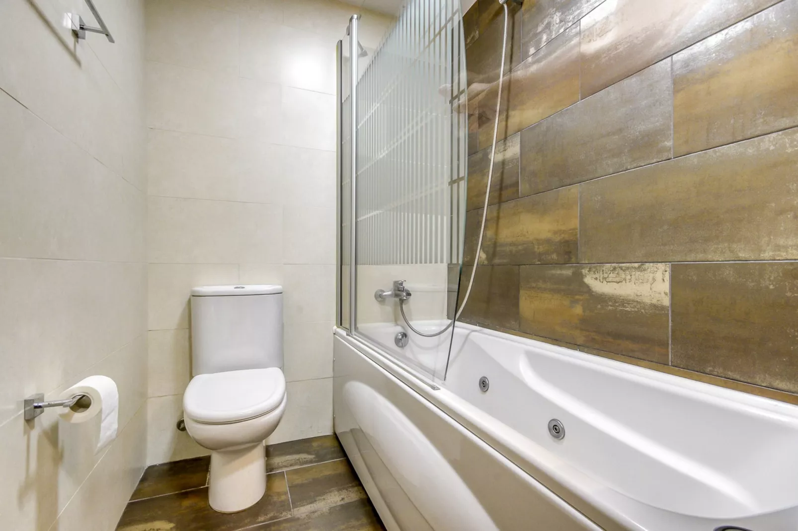 RAVAL DELS GRECS 16 Roses-Badezimmer