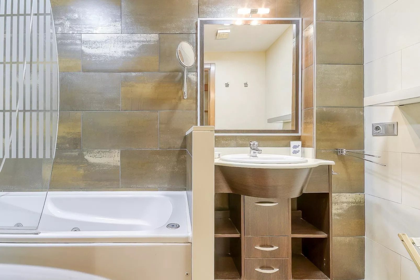 RAVAL DELS GRECS 16 Roses-Badezimmer