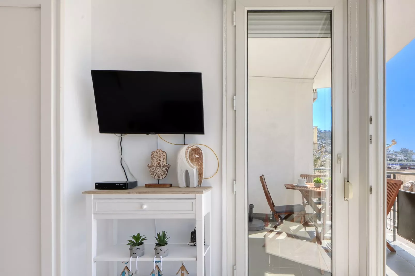 CAL CATALA 1 Roses-Living room