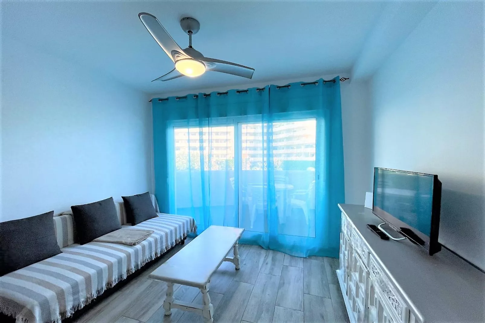 Apartamento con terraza 705-Living room