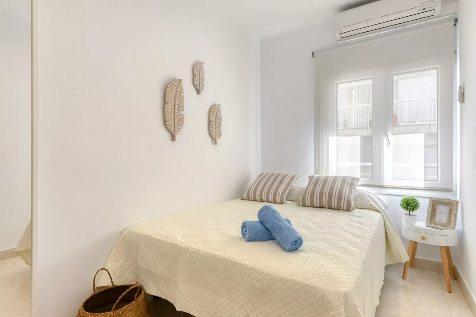 CAL CATALA 1 Roses-Bedroom