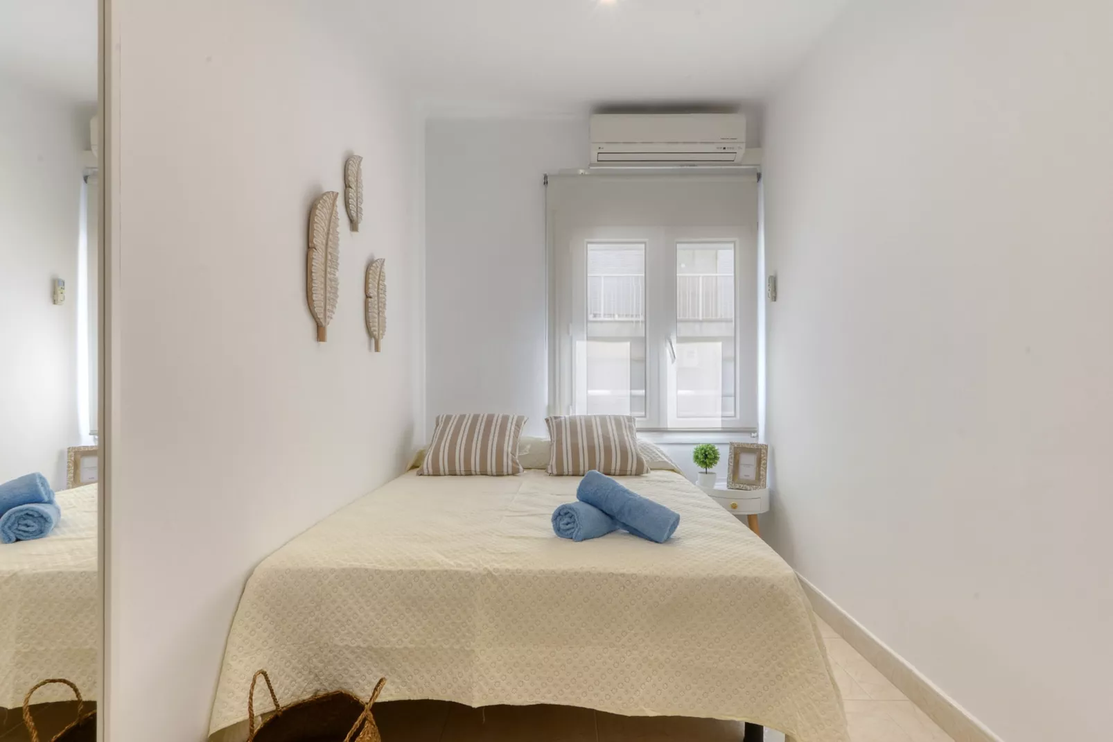 CAL CATALA 1 Roses-Bedroom