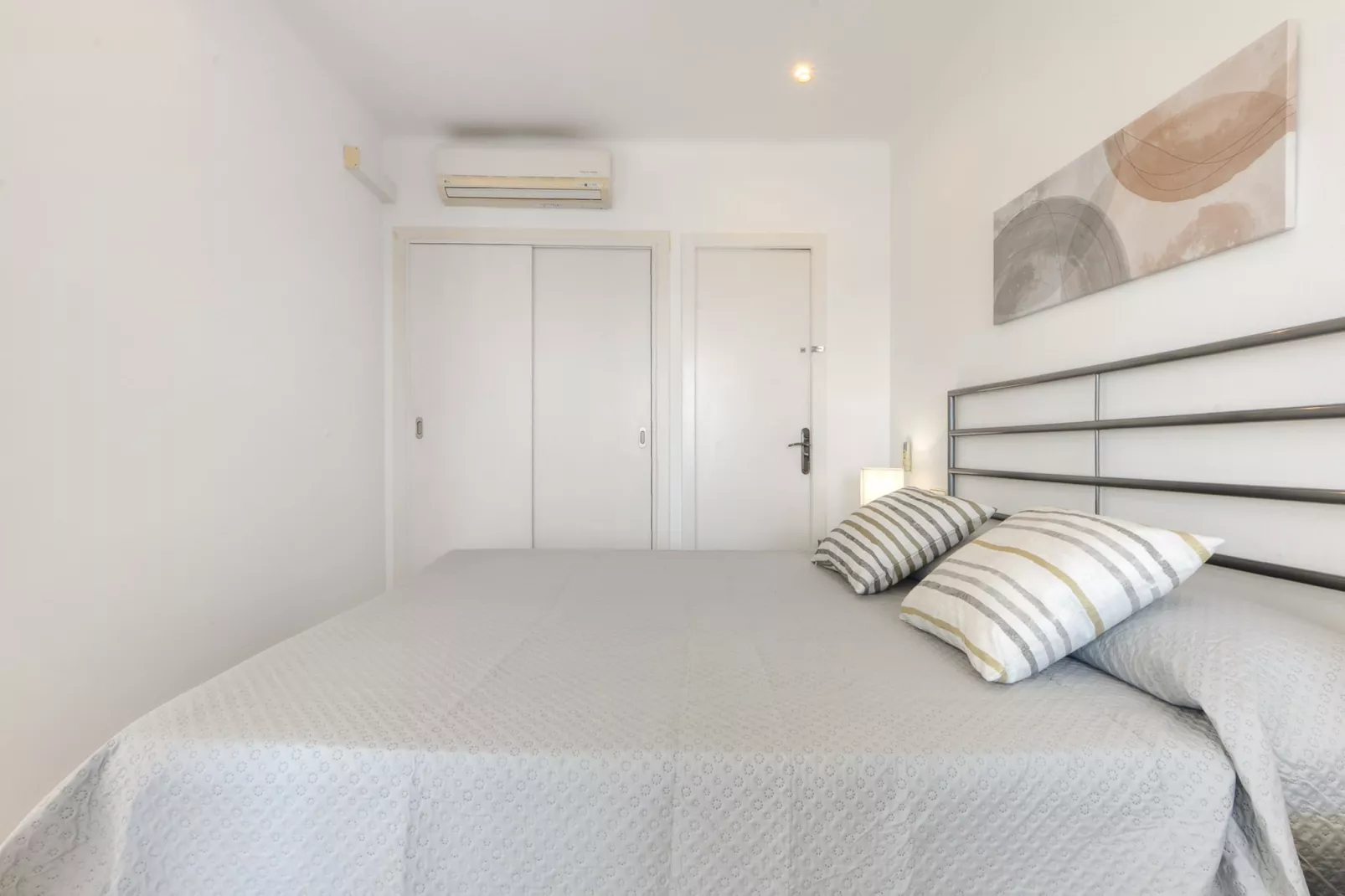 CAL CATALA 1 Roses-Bedroom