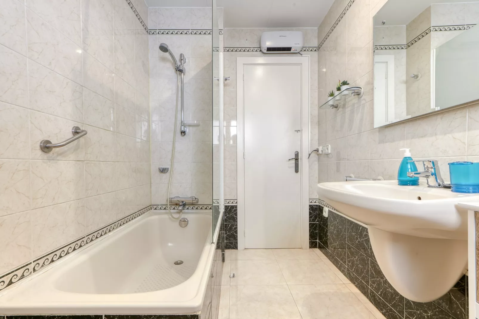 CAL CATALA 1 Roses-Bathroom