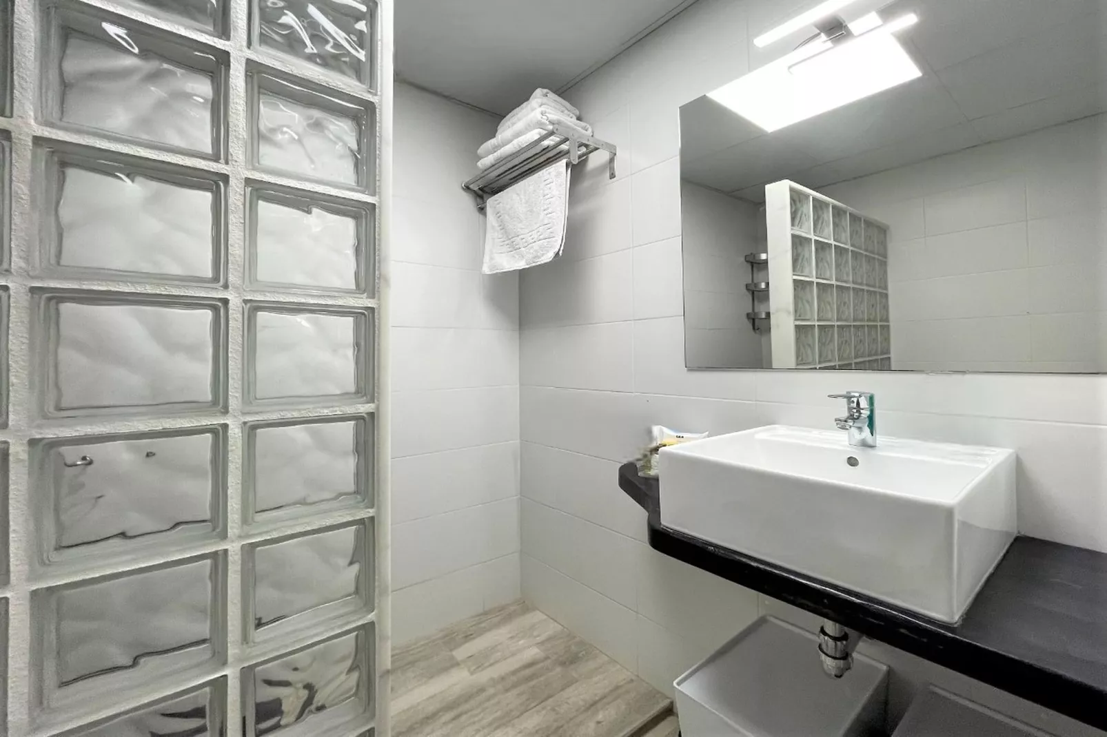 Apartamento con terraza 705-Bathroom