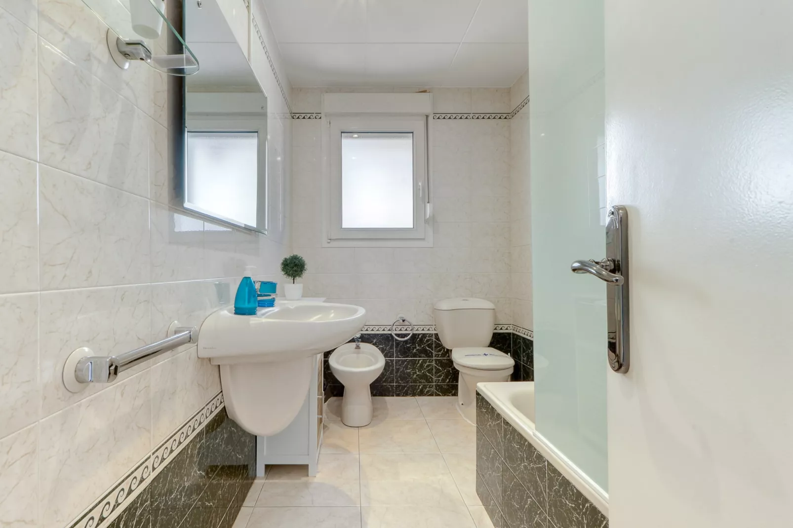 CAL CATALA 1 Roses-Bathroom