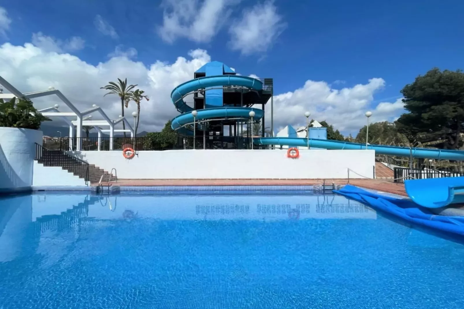Apartamento con terraza y vistas 327-Pool