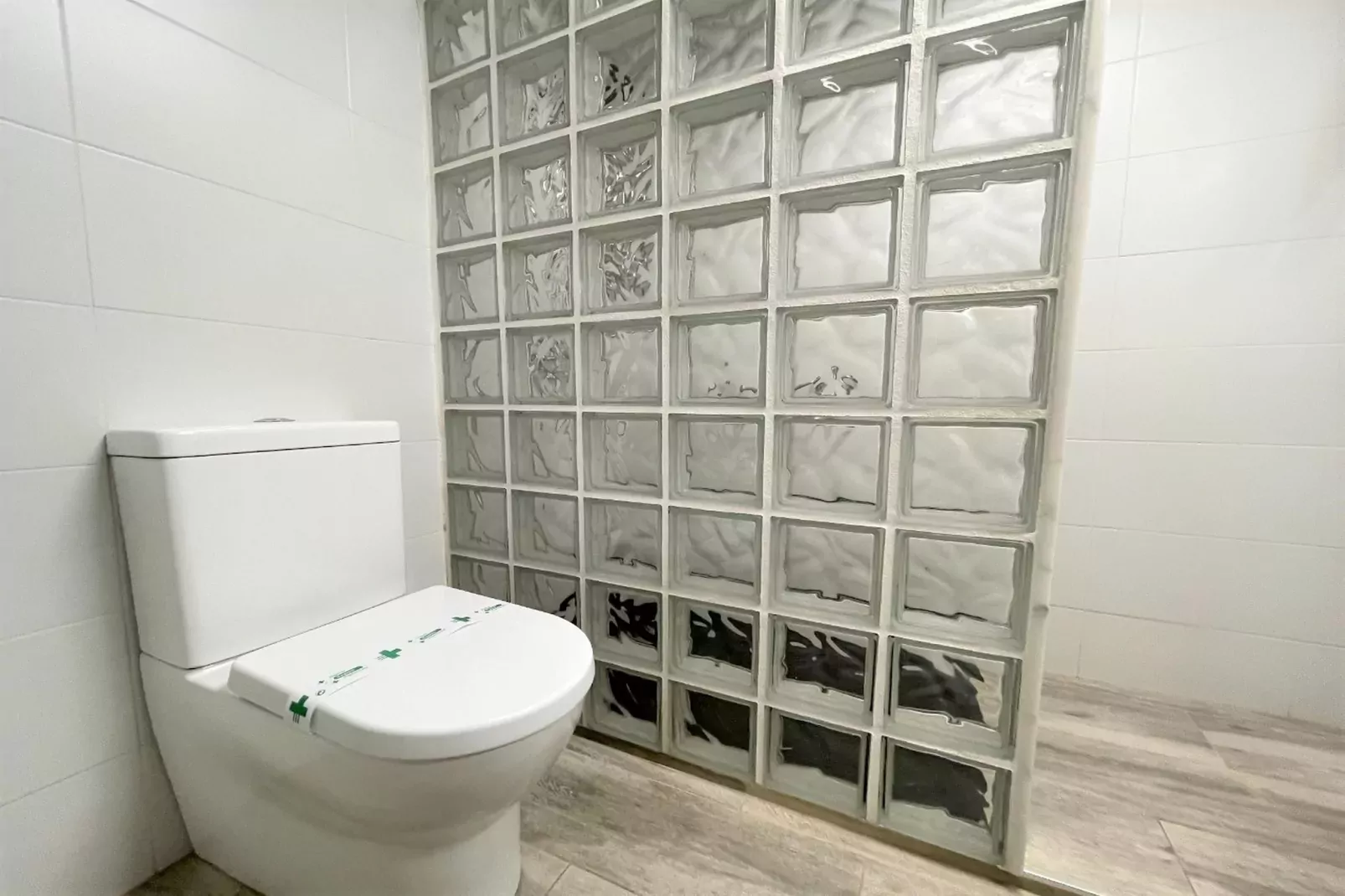Apartamento con terraza y vistas 327-Bathroom