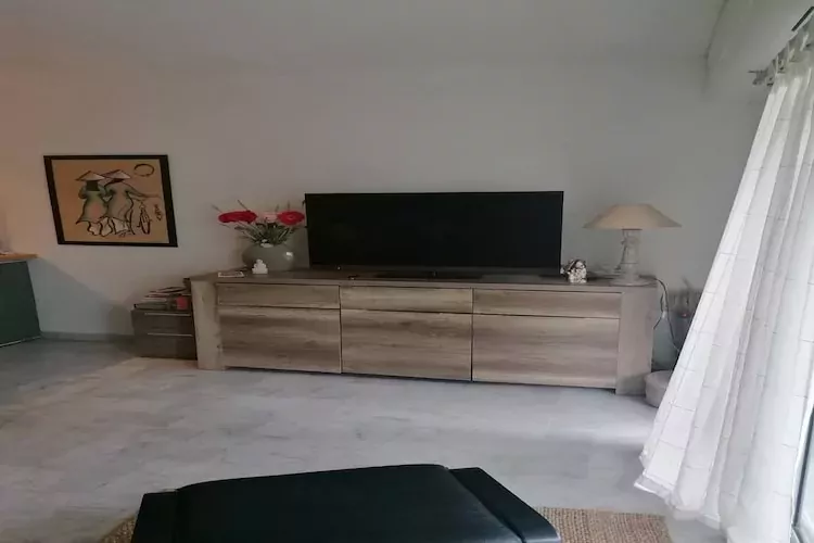 Grand Studio refait à neuf-Living room