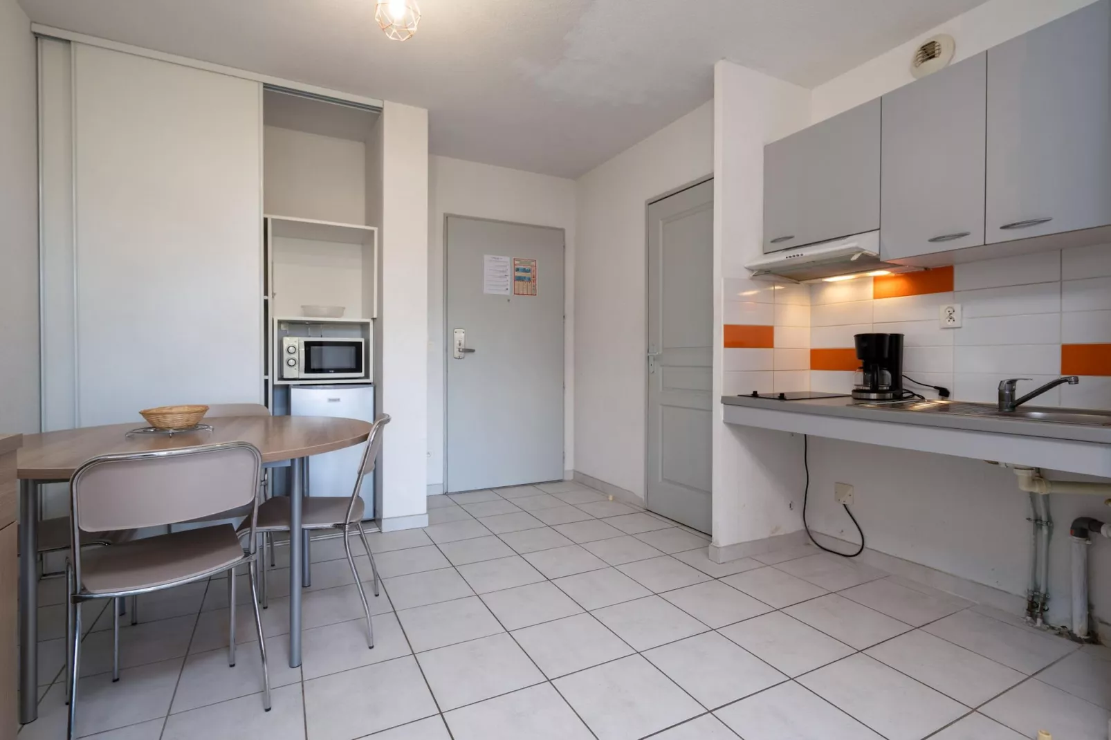 Cap Camargue B N 26 - 2P4-Kitchen