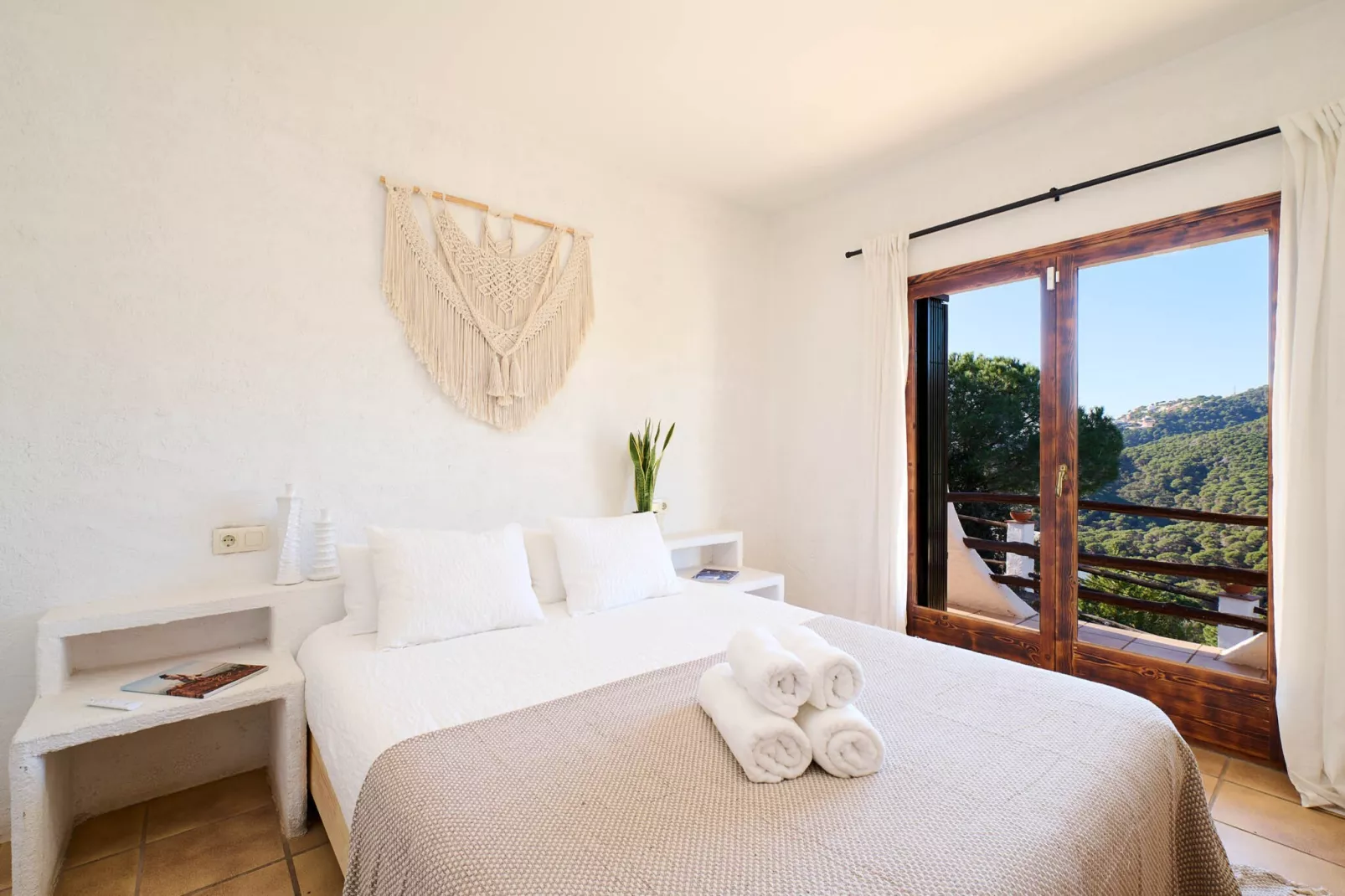 Serena-Bedroom