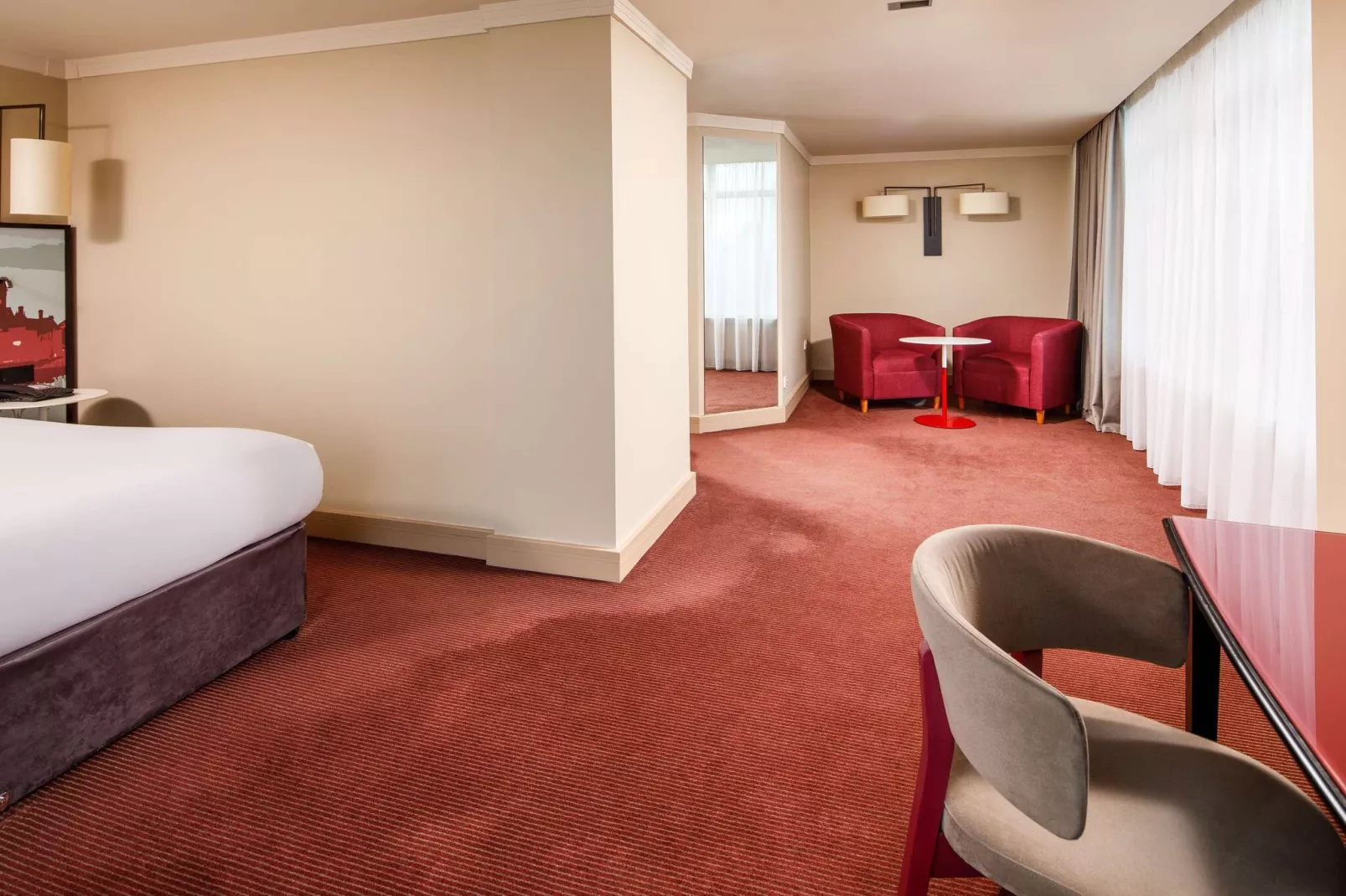 Queen view ex Mercure Cardiff-Bedroom