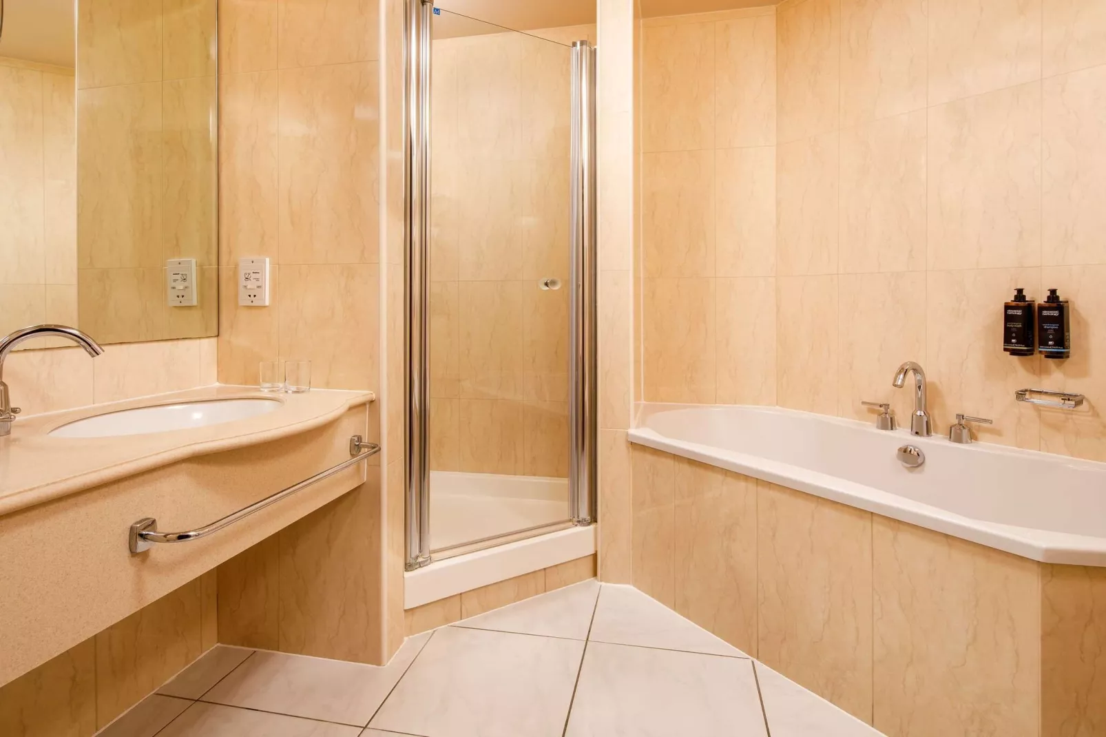 Queen view ex Mercure Cardiff-Bathroom
