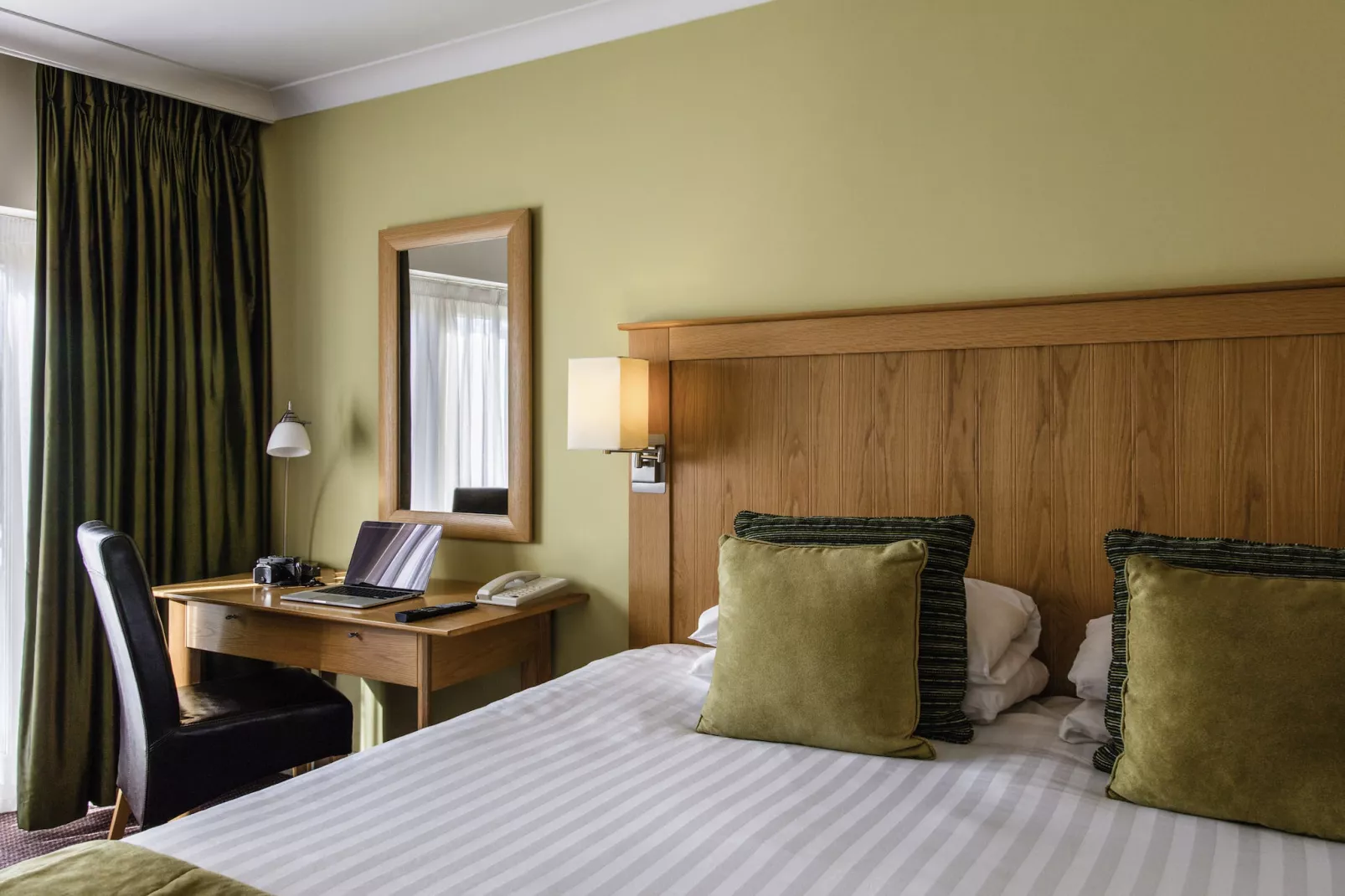 Classic double ex Mercure Walton-Bedroom