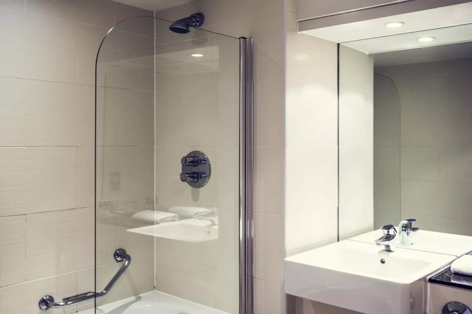 Classic double ex Mercure Walton-Bathroom