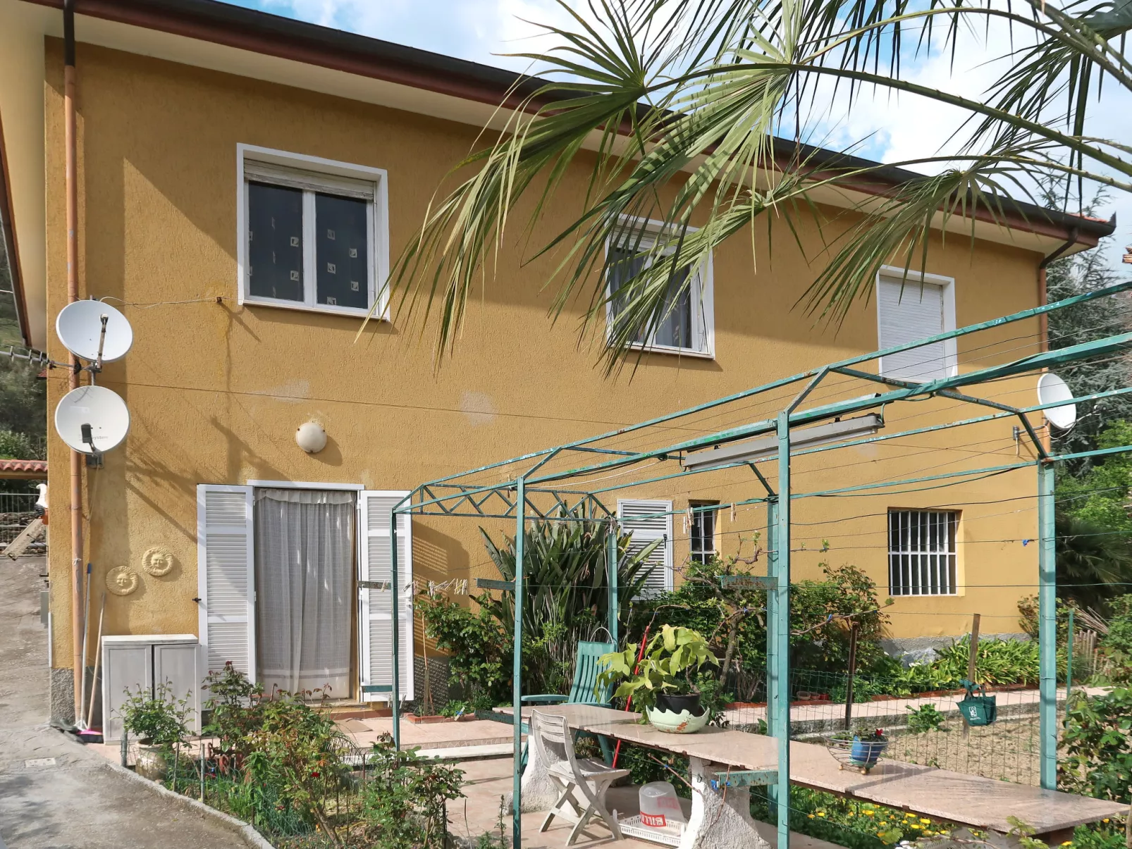 Gialla-Outside