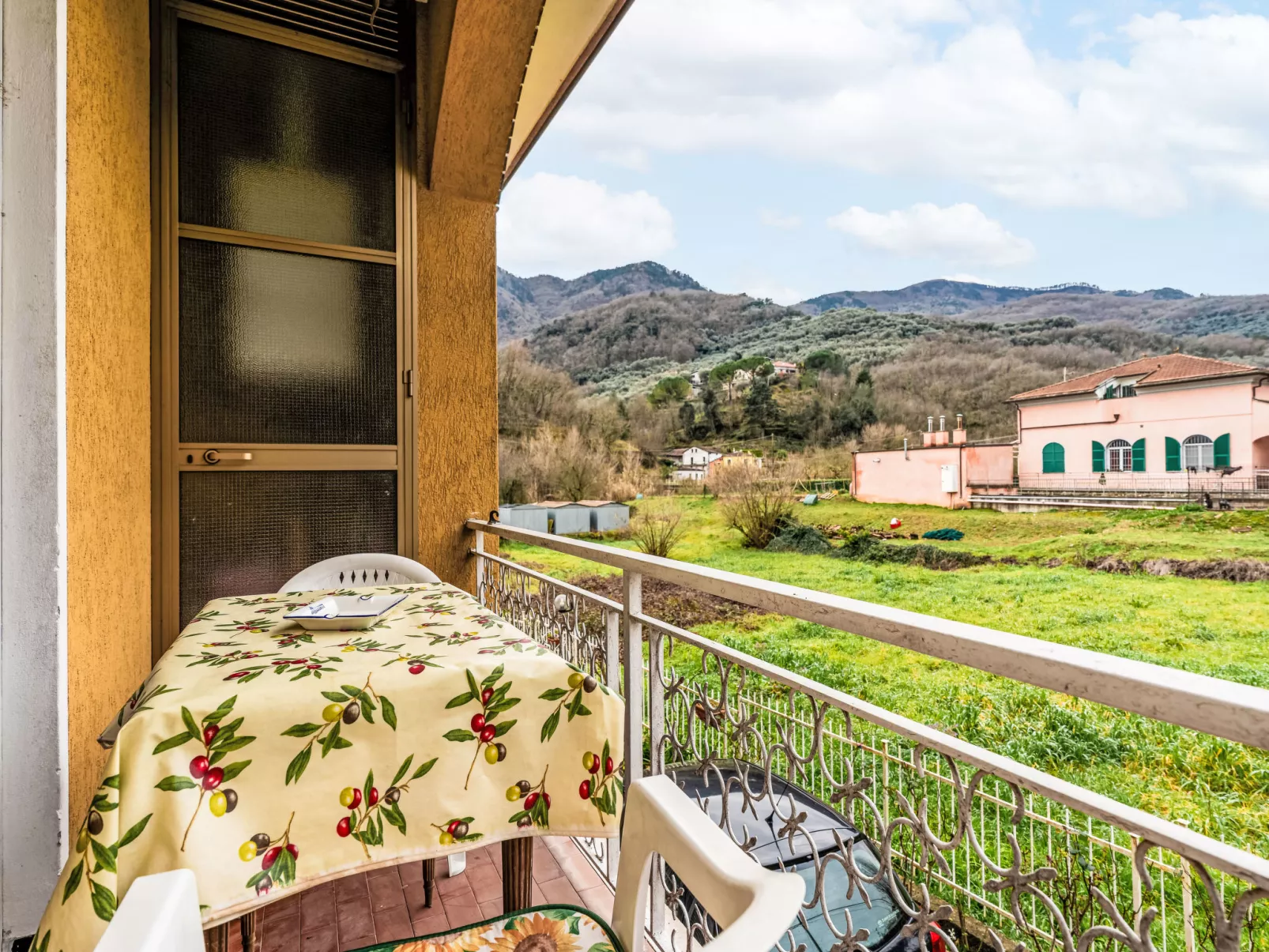 Gialla-Outside