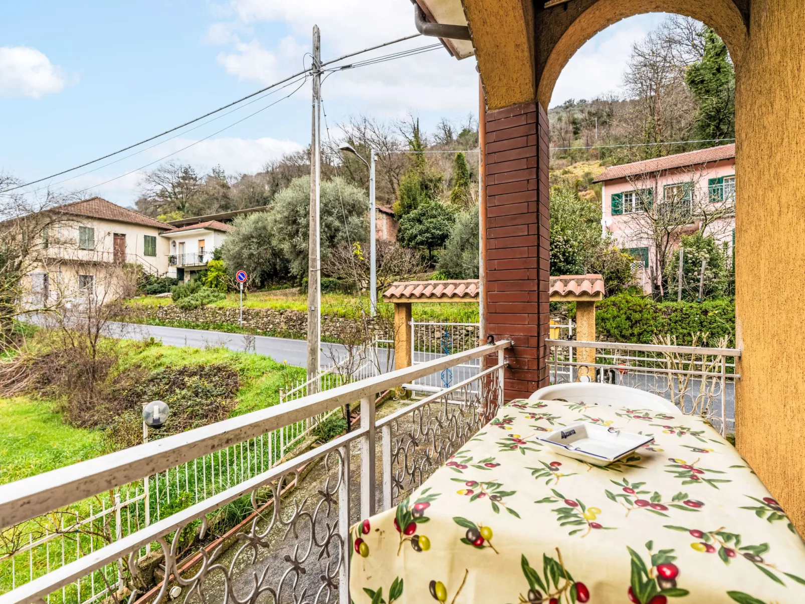 Gialla-Outside