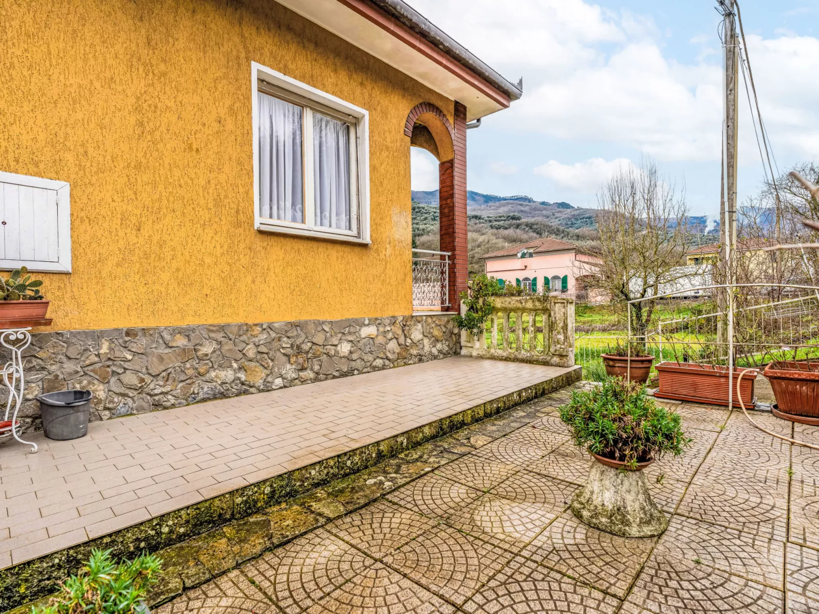 Gialla-Outside