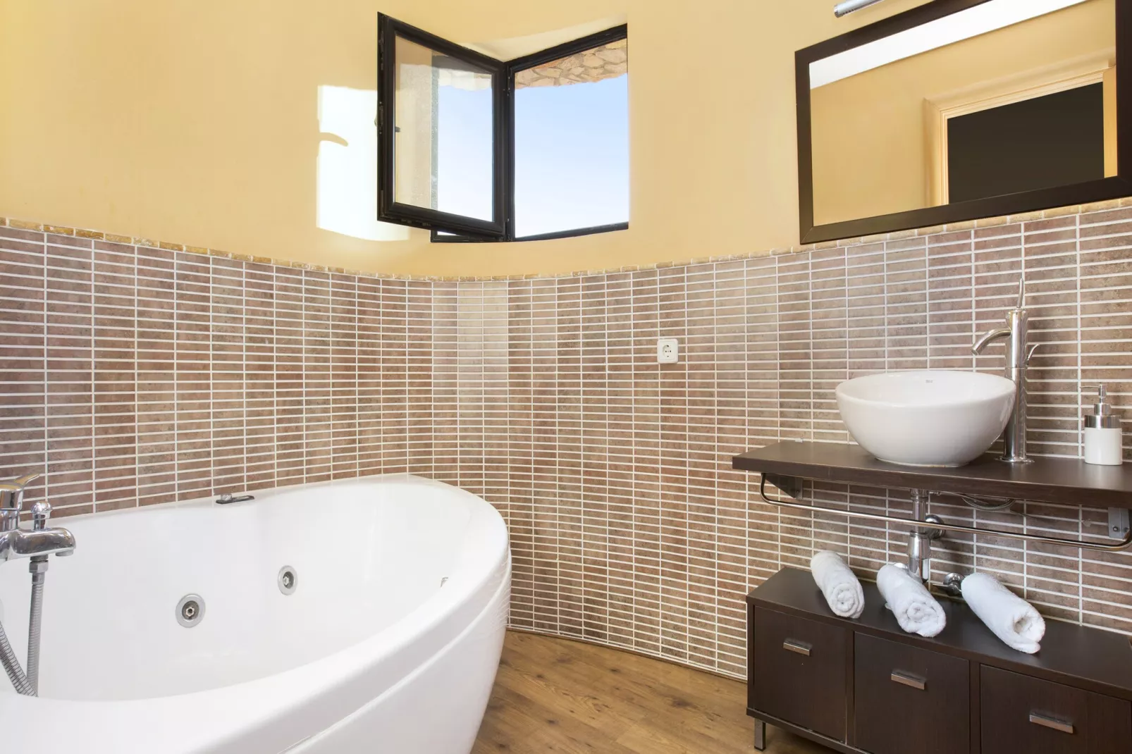 Llevant 2-Bathroom