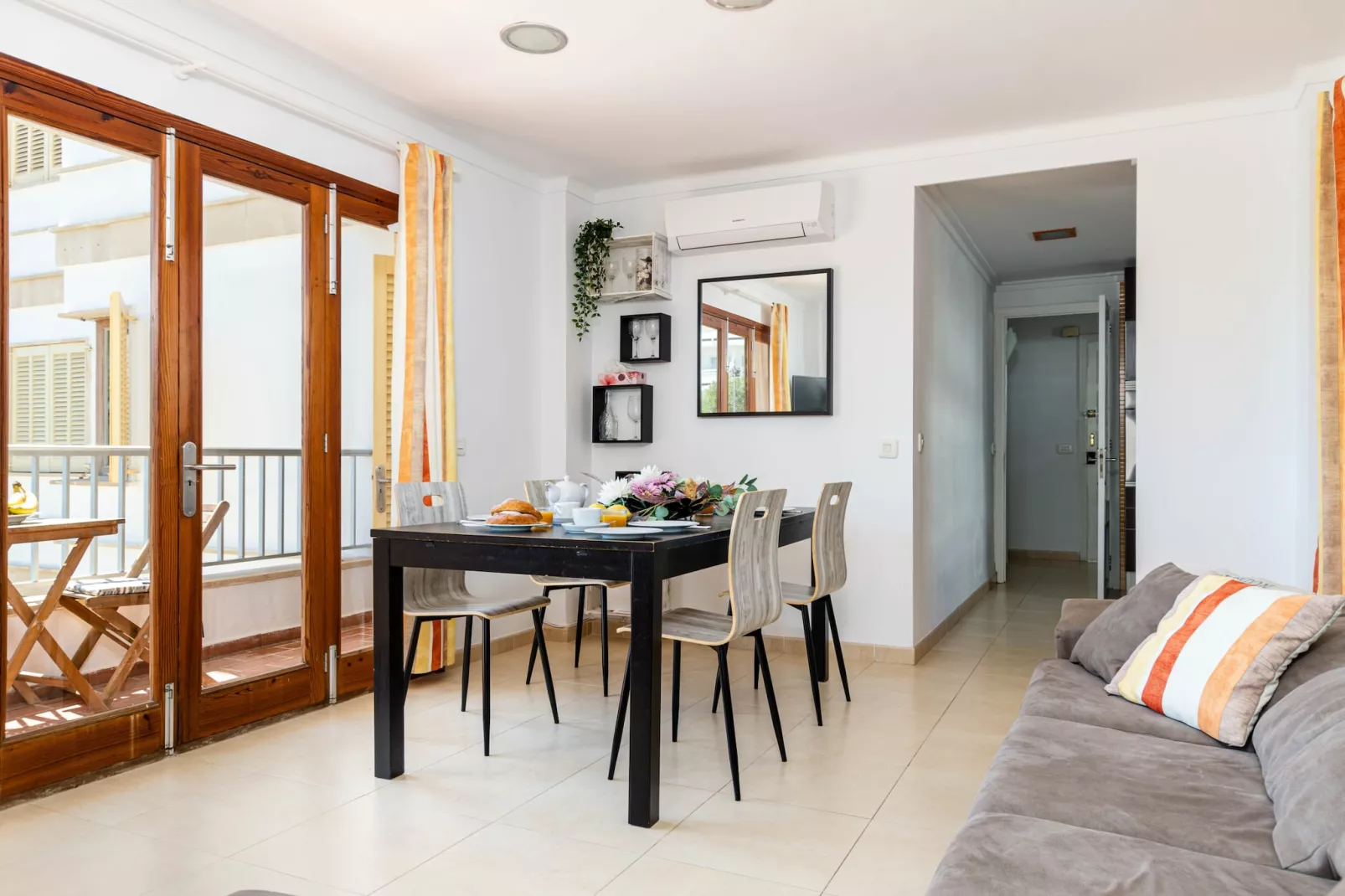 YourHouse Reganyol-Dining room