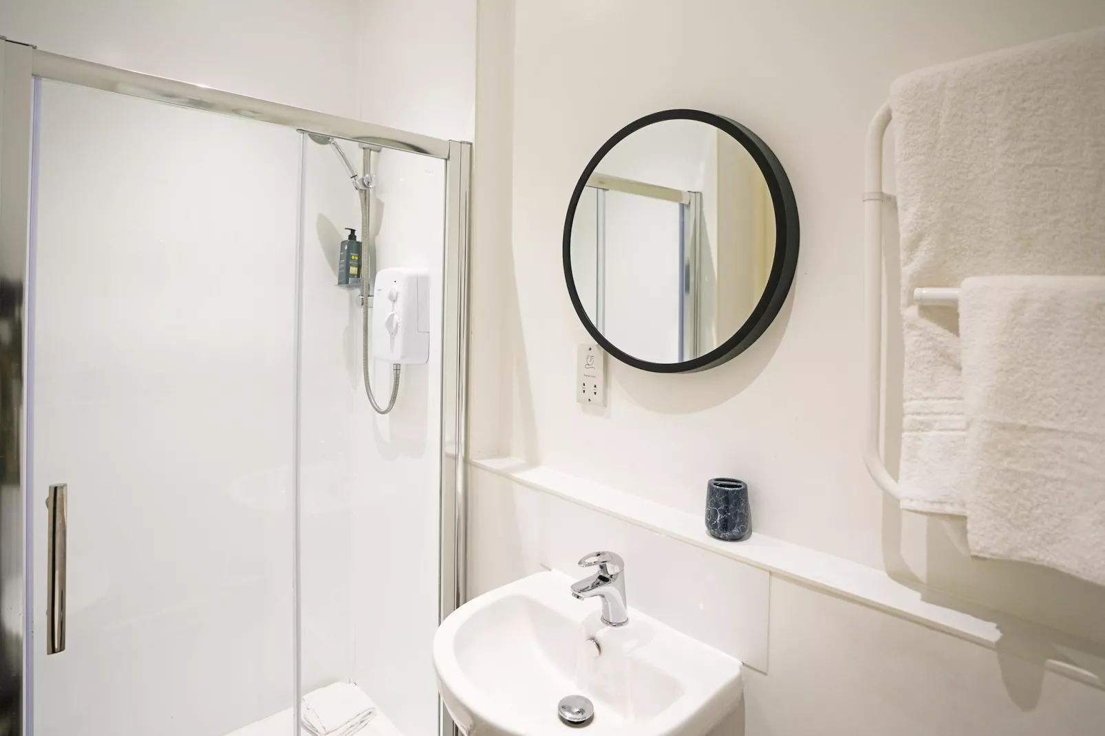 Kingston Luxe Suites Riverside Apartment Belvilla  Deluxe-Bathroom