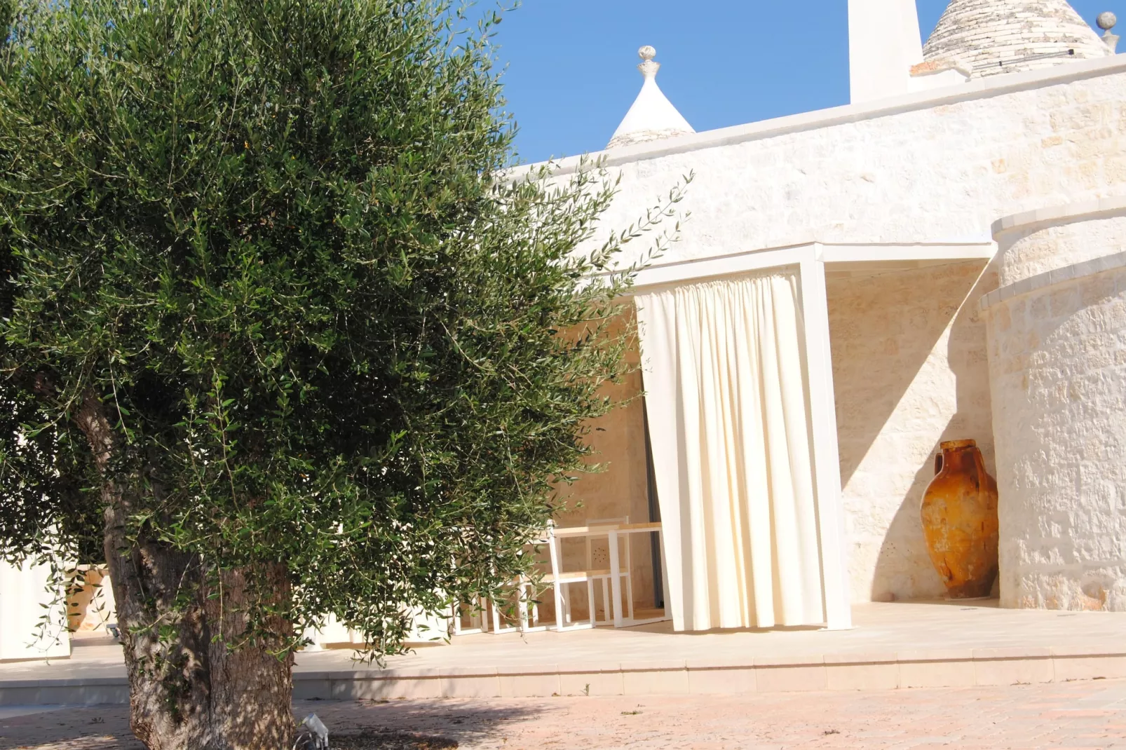 Trullo Rosa Ostuni-Gardens summer