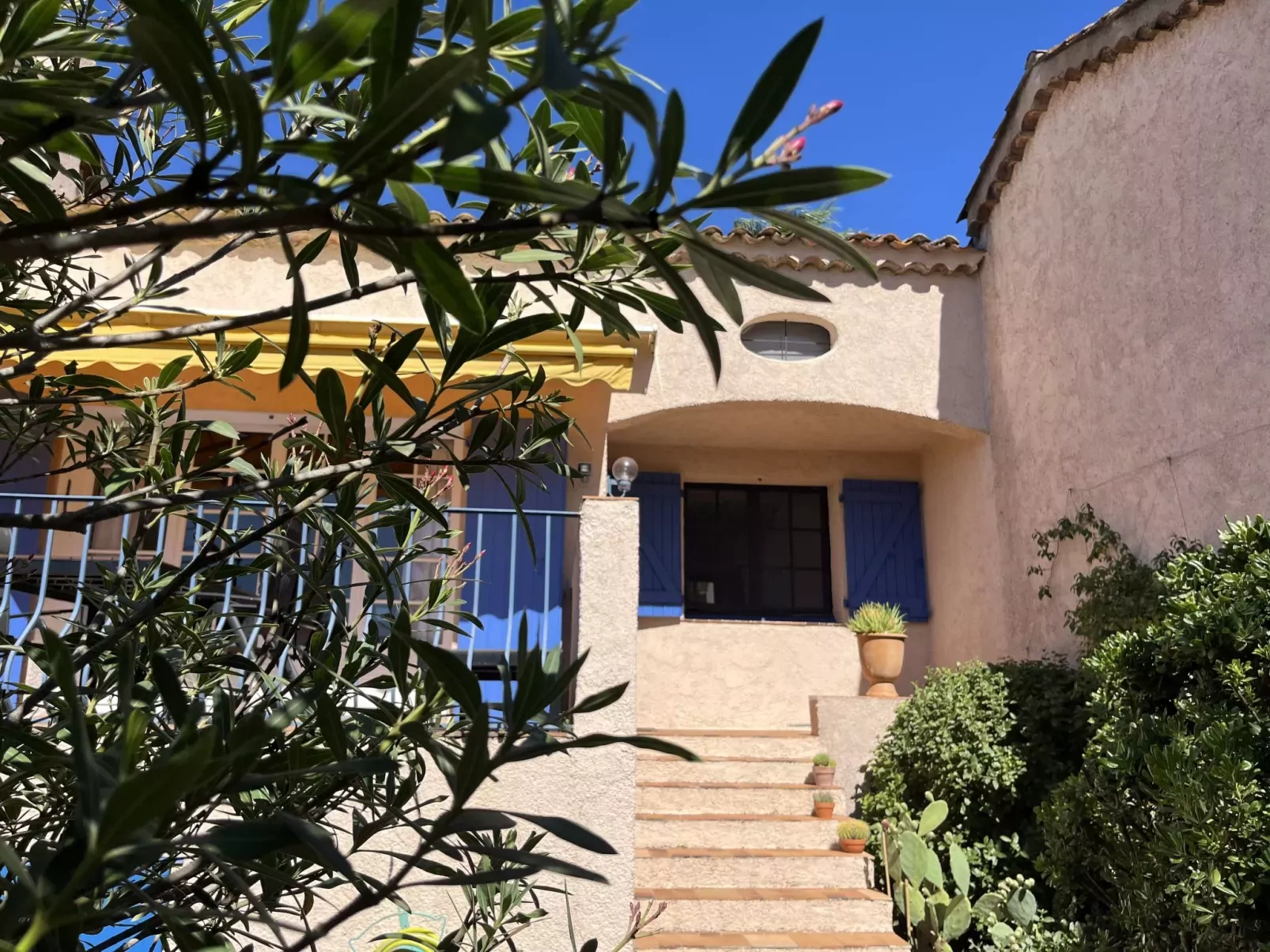 La Maison bleue-Outside