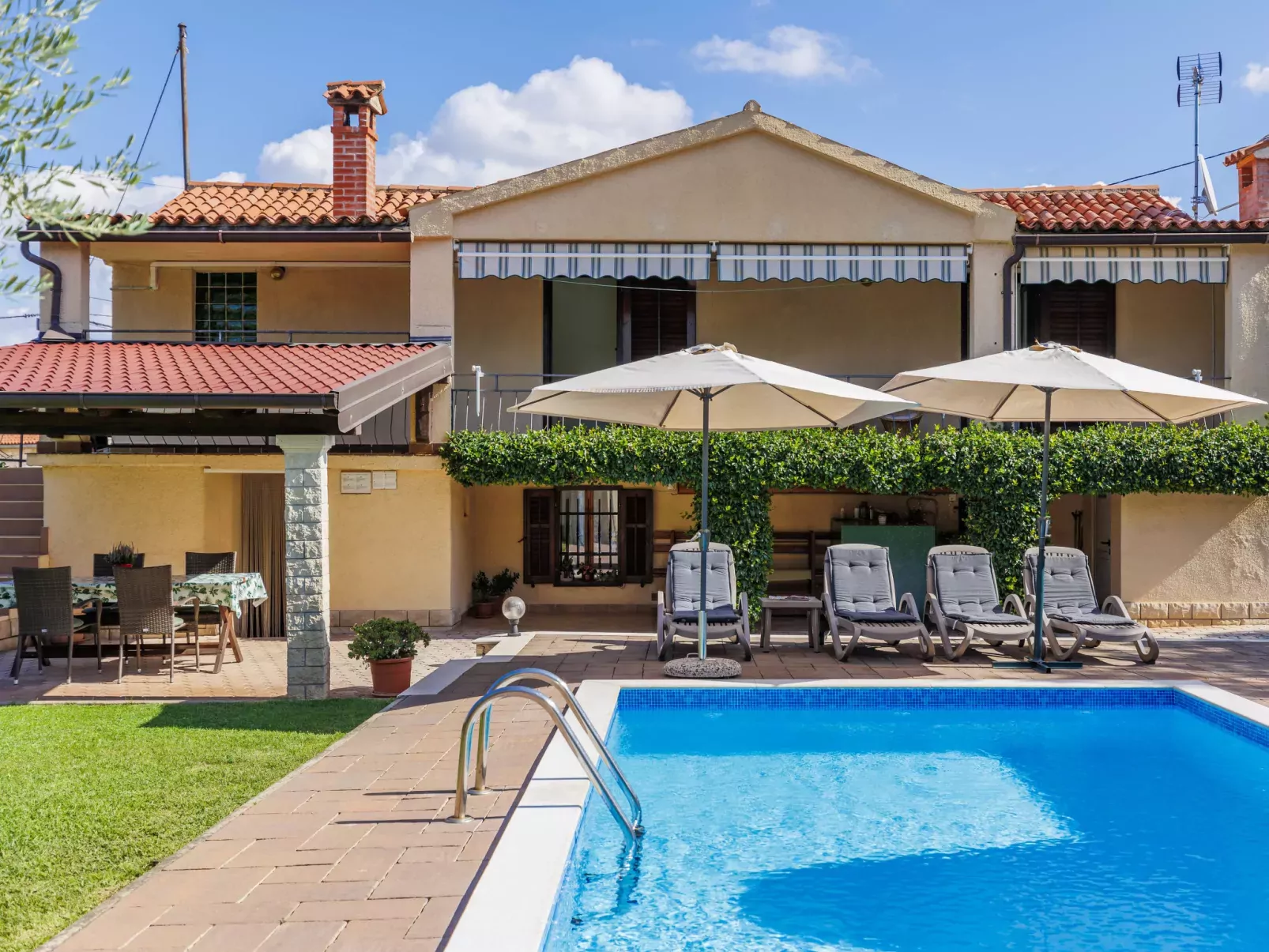 Villa Maria-Outside