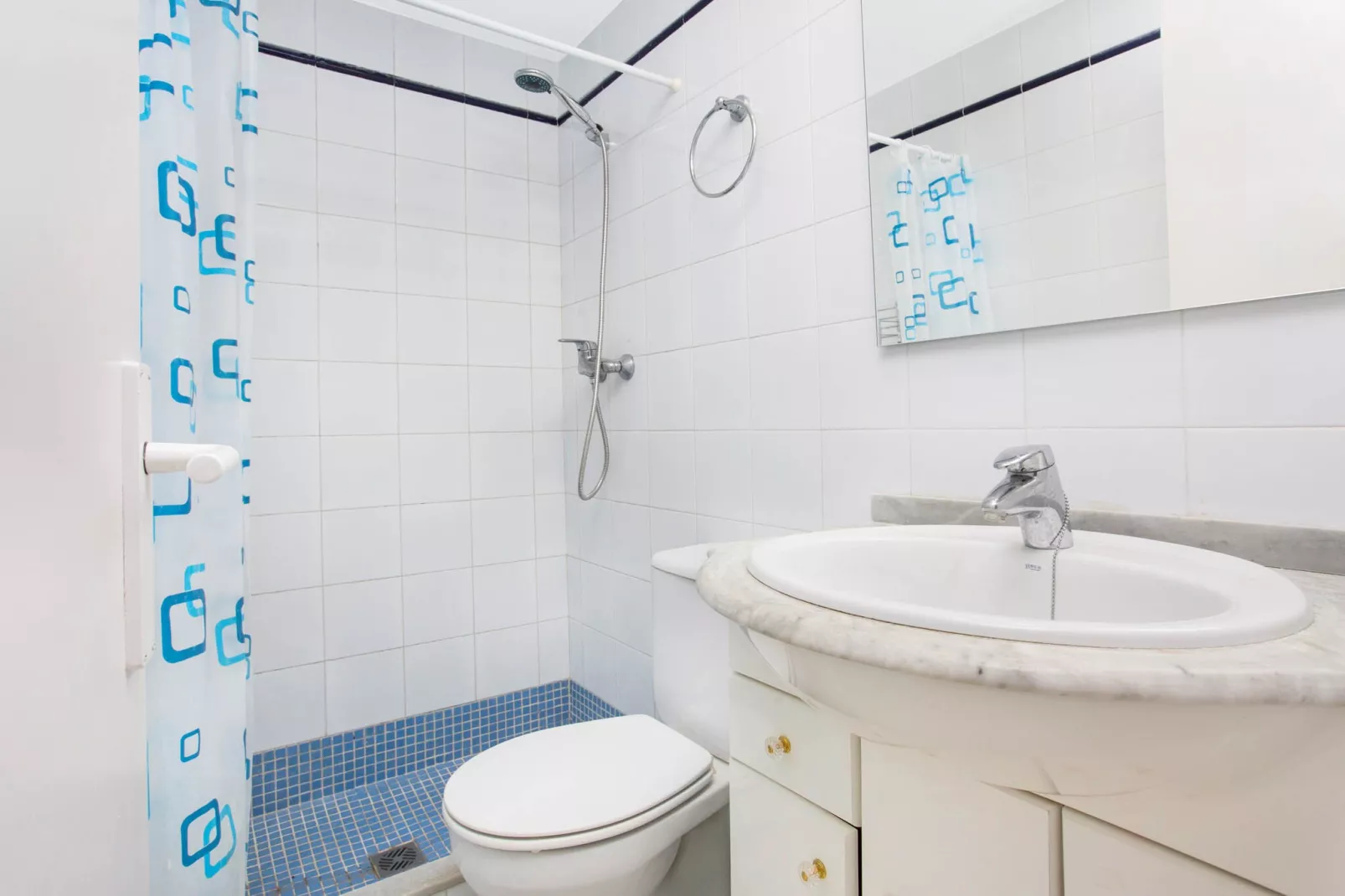 Paquita-Bathroom